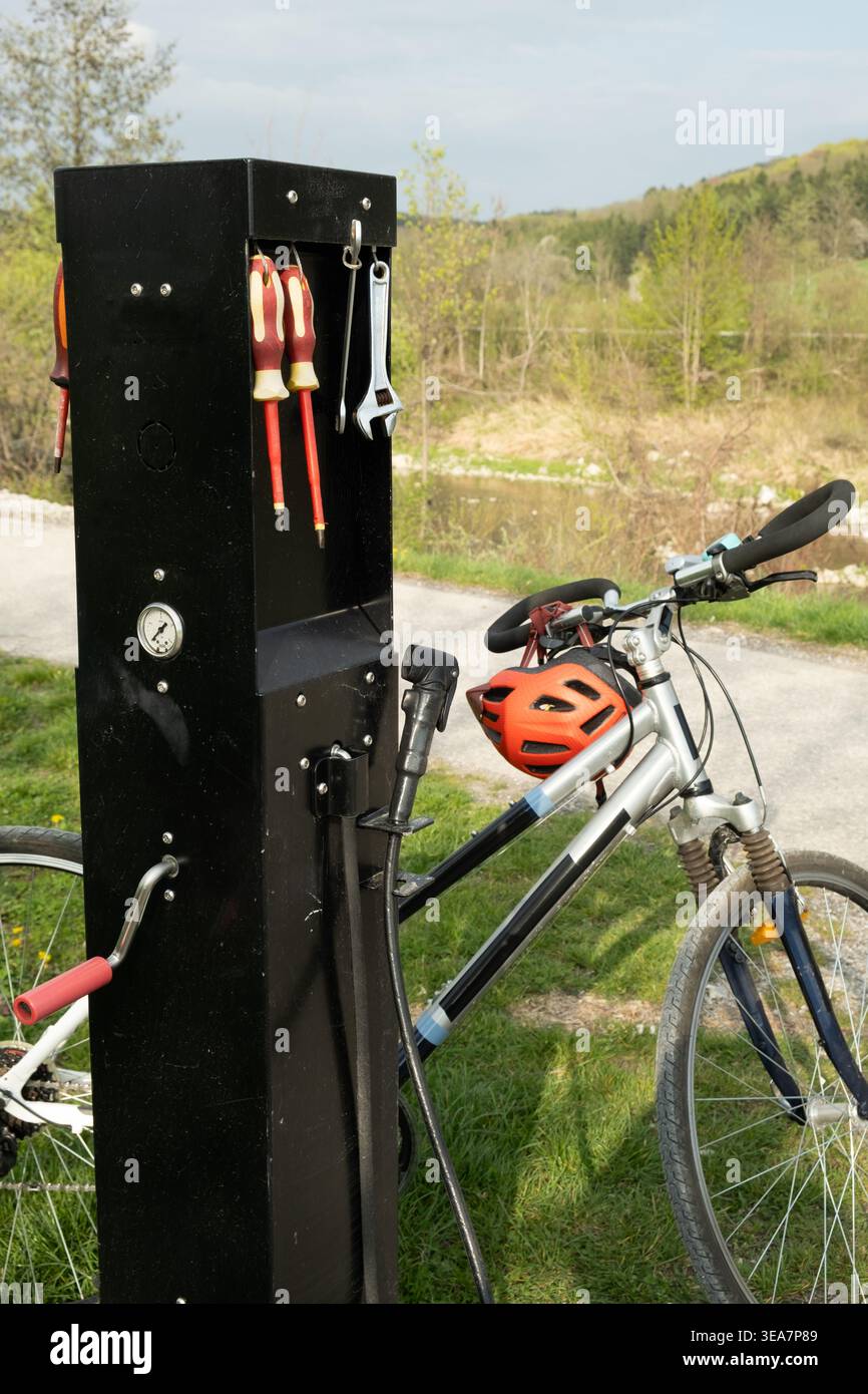 Öffentliche Fahrradreparaturstation an einem malerischen Radweg. Stockfoto