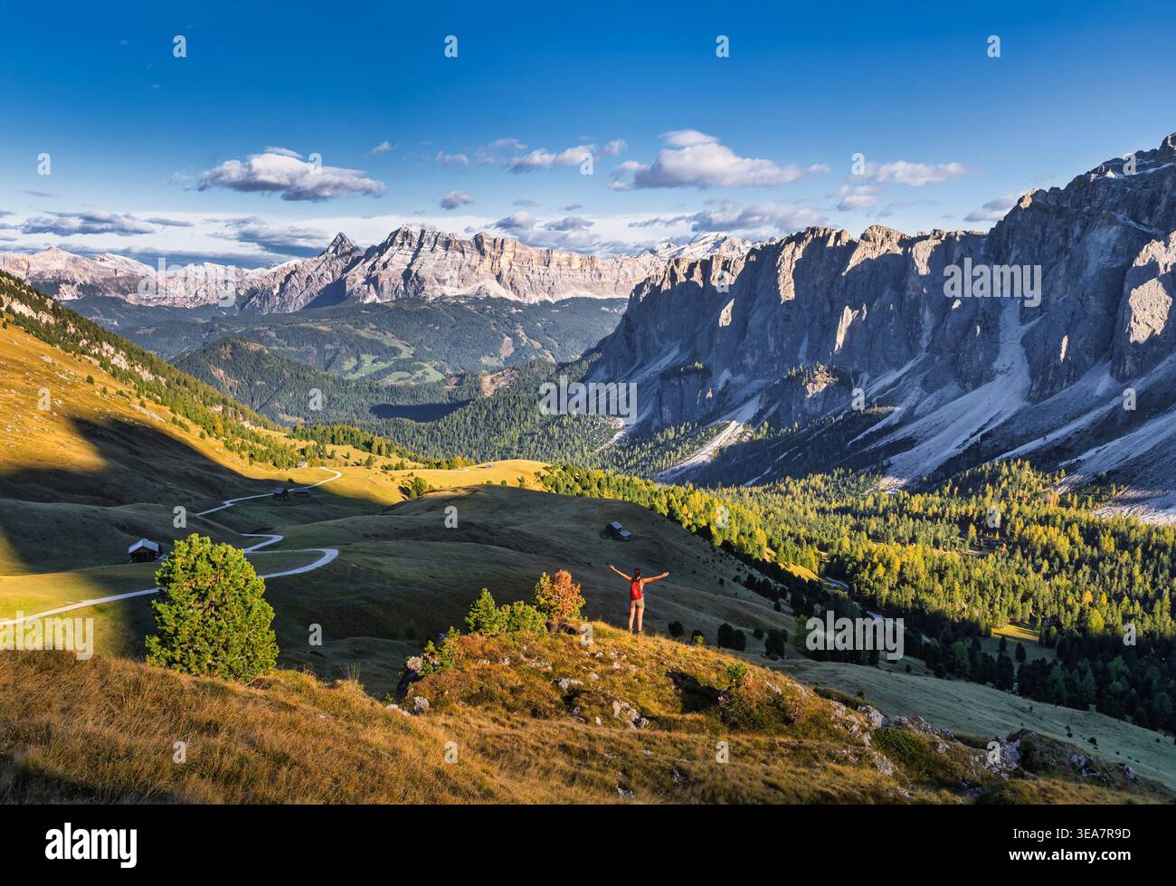 Junge Frau vor der Geisler-Gruppe, Puez-Geisler, Lungiarü, Dolomiten, Italien, Europa Stockfoto