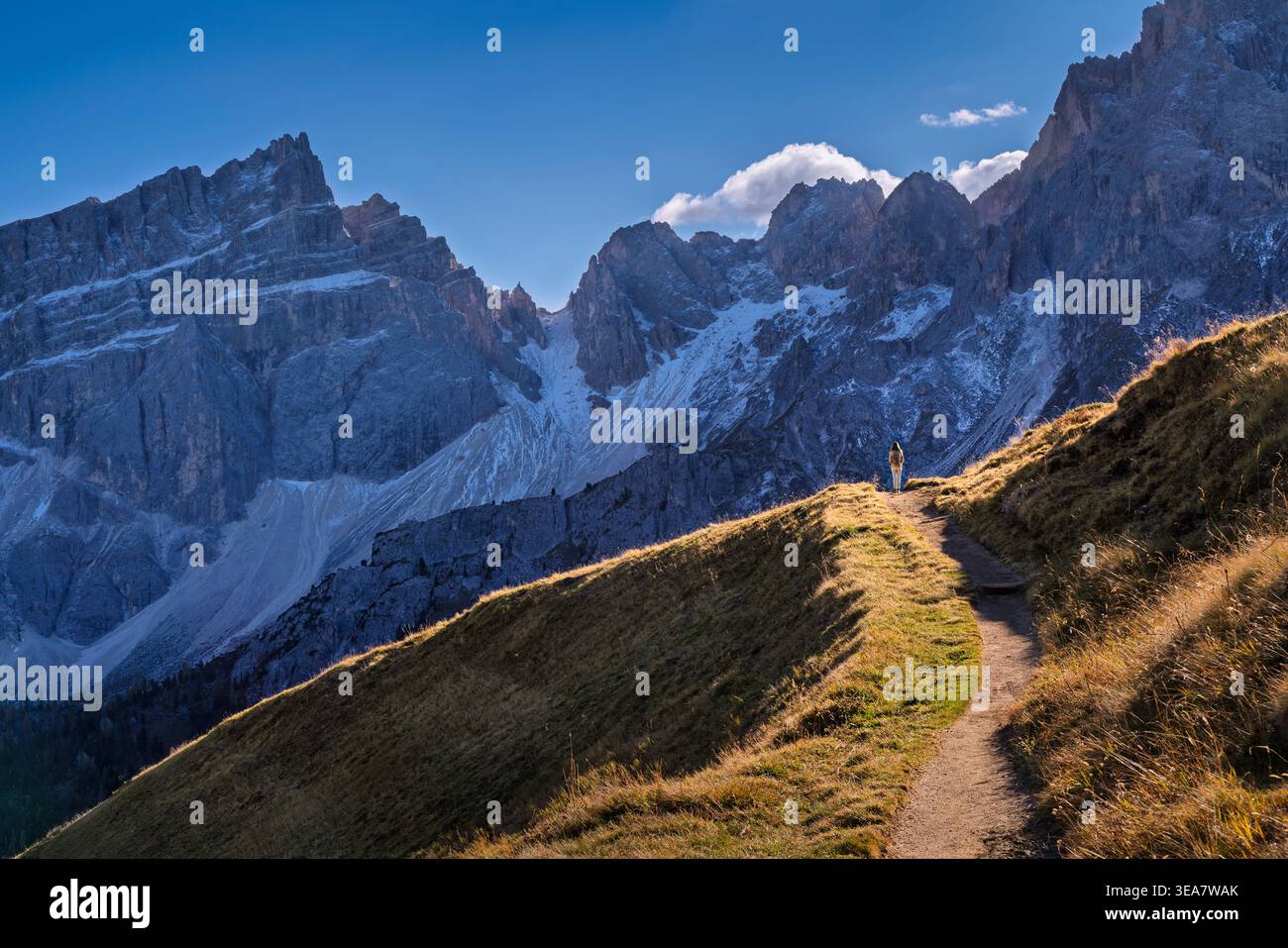 Junge Frau vor der Geisler-Gruppe, Puez-Geisler, Lungiarü, Dolomiten, Italien, Europa Stockfoto