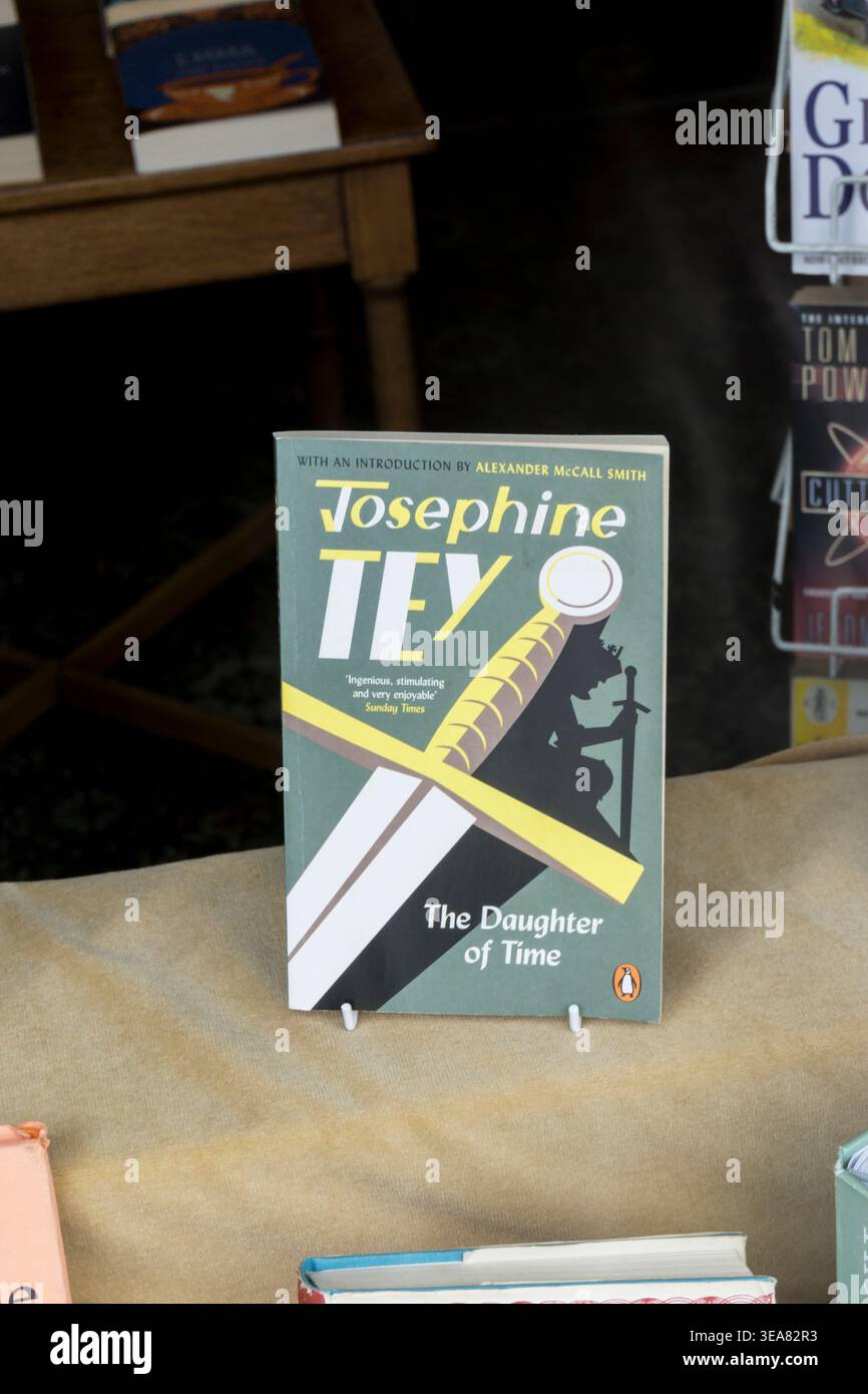 Eine Kopie der Tochter der Zeit von Josephine Tey zum Verkauf im Fenster eines Second-Hand-Buchhandels. Stockfoto