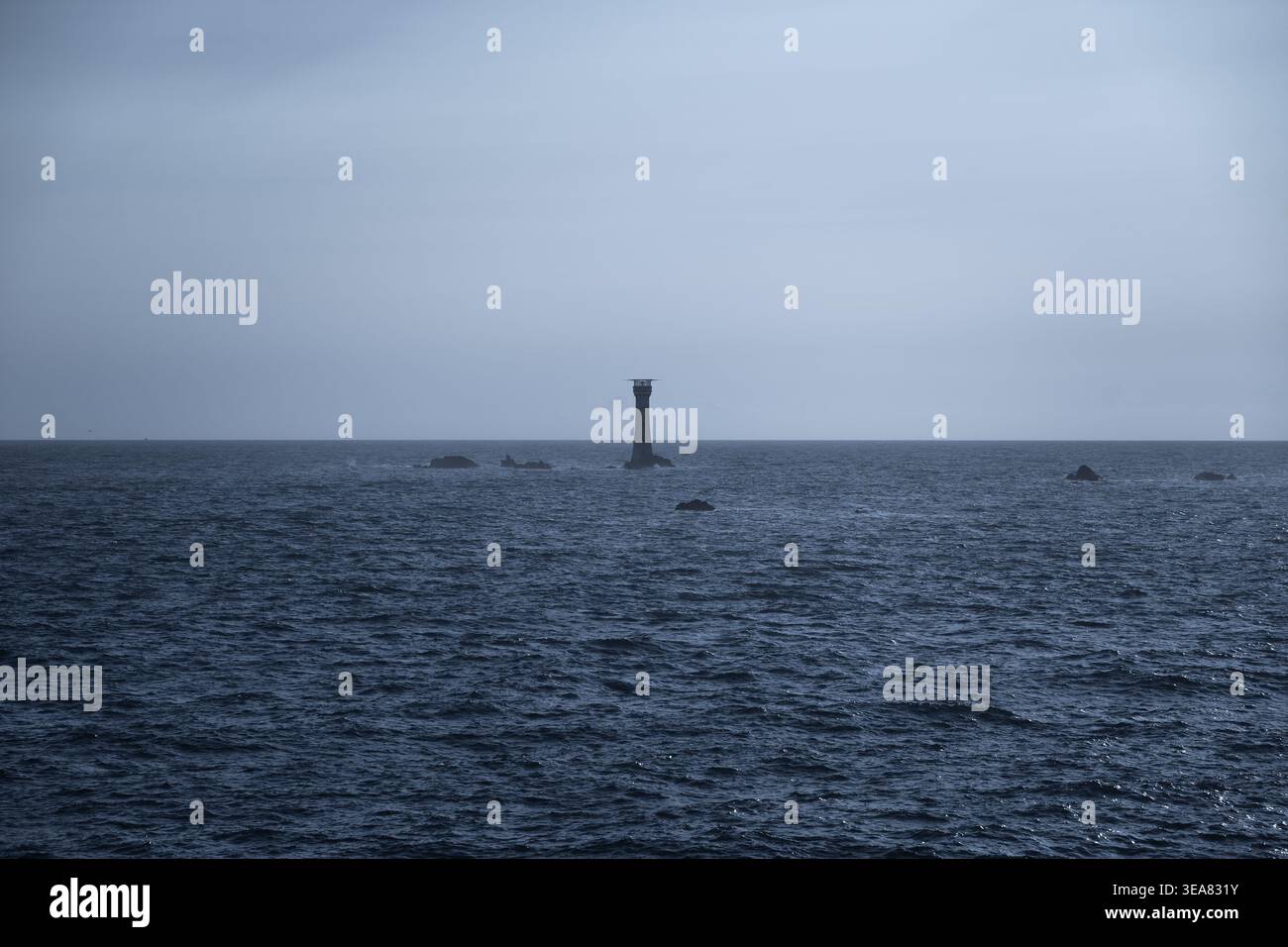 Minimalistisches Meeresdesign mit sanften dunklen Tönen und weitem Leuchtturm-Silhouette am Horizont. Ruhige und atmosphärische Komposition, die Frieden symbolisiert. Stockfoto