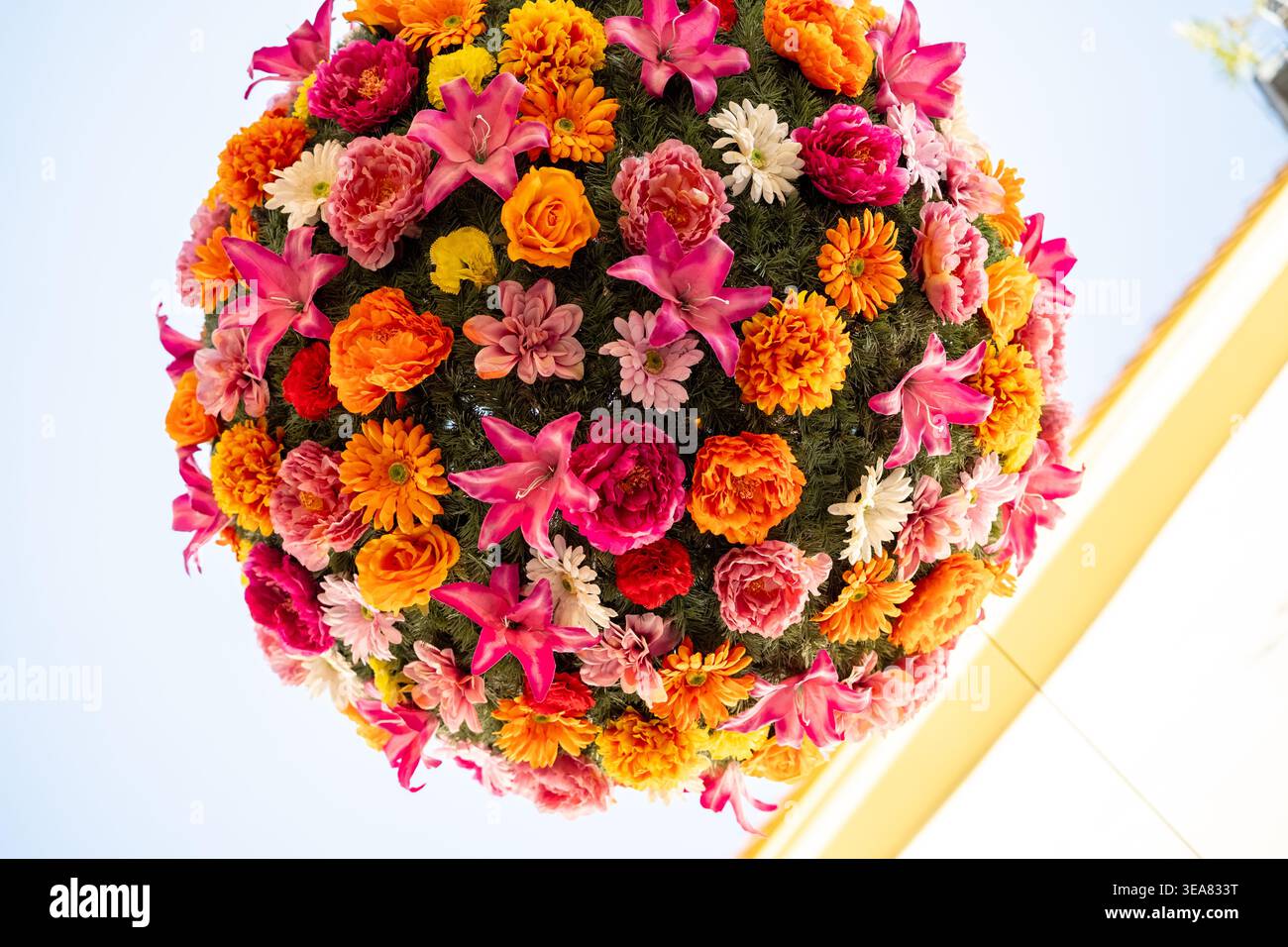 Eine farbenfrohe, dekorative Kugel aus Blumenarrangements in der Altstadt von Konstanz im April 2026 Stockfoto