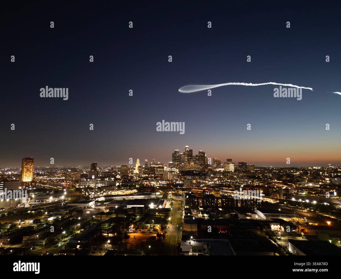 Ein Falcon 9-Start hinterlässt eine Raketenwolke über Downtown Los Angeles nach einem SpaceX-Start von Vandenberg Stockfoto
