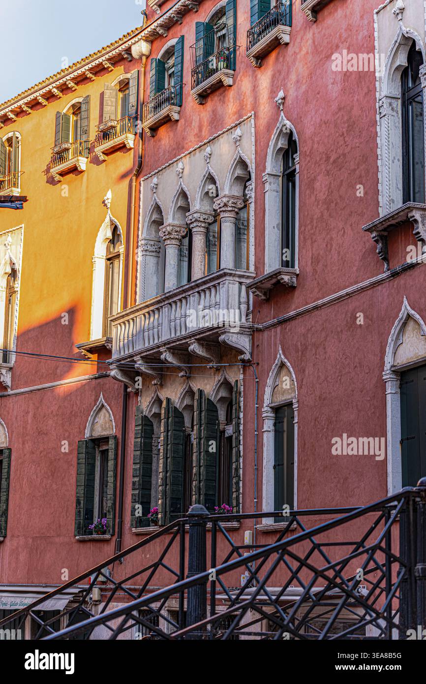 Wunderschöne Architektur der engen Gassen der Stadt Venedig Stockfoto