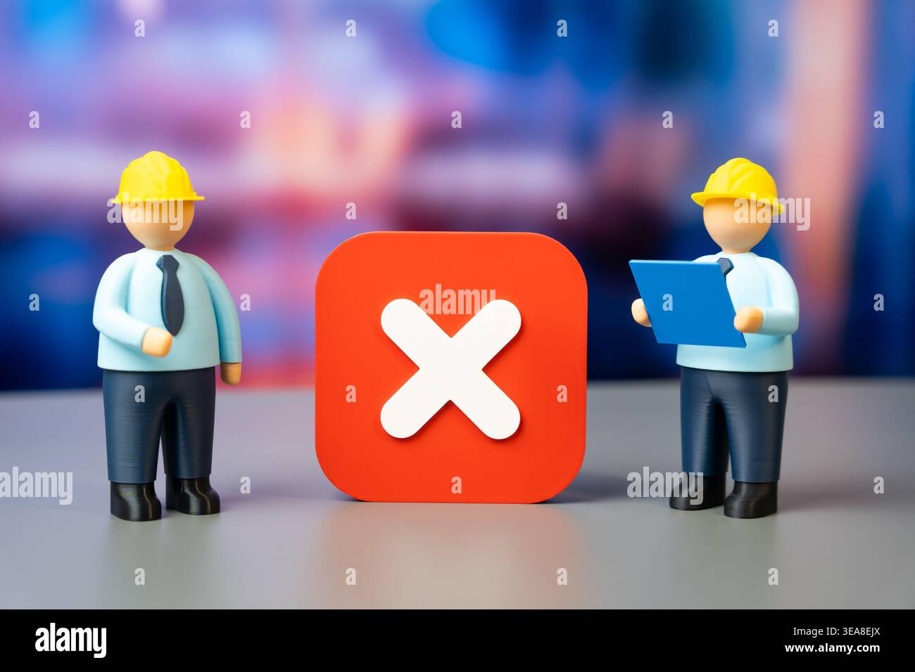Ingenieure weigern sich, ein Projekt nach einer detaillierten Studie zu beleuchten. Konstruktionsfehler müssen korrigiert werden. Die technische Analyse gewährleistet Sicherheit, Zuverlässigkeit und c Stockfoto