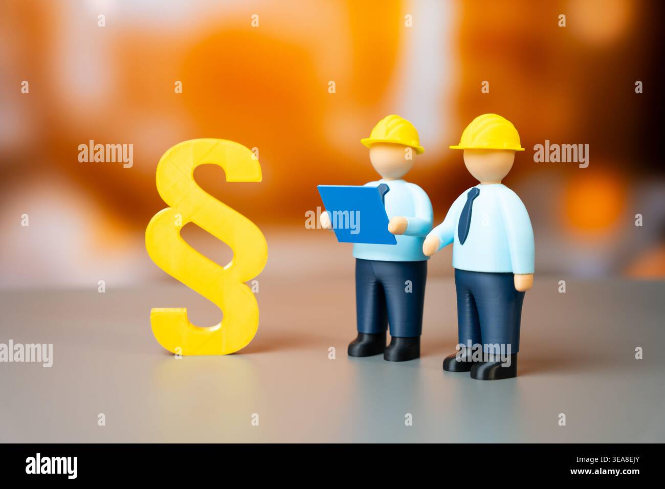 Ingenieure und die Bauvorschriften. Regeln und Gesetze regeln Versorgungsnetze und -Verbindungen. Compliance gewährleistet Sicherheit, Qualität und effiziente Infrastruktur Stockfoto