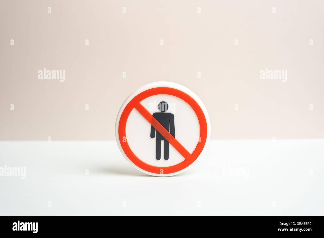 Ein Schild, das Menschen verbietet, zeigt Automatisierung in der Produktion. Robotik ersetzt Mitarbeiter in Sperrzonen. Arbeitssicherheit und -Effizienz erhöhen wi Stockfoto