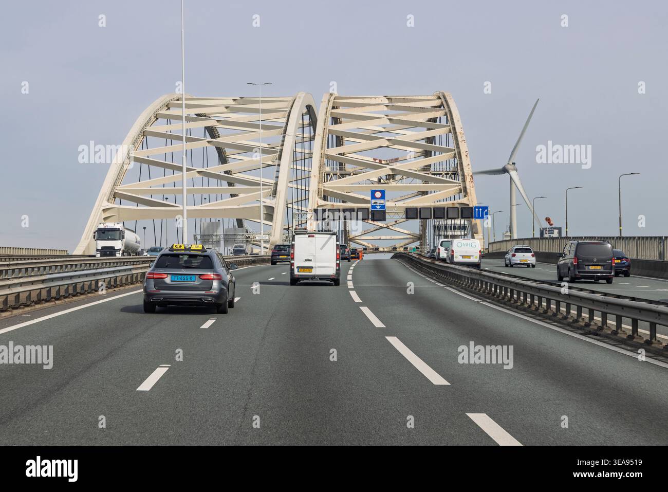 Rotterdam, Niederlande, 15. April 2026. Blick von einem Fahrzeug auf die ikonische Van Brienenoordbrug Stahlbogenbrücke mit Autos und Lastwagen, die über die Brücke fahren Stockfoto