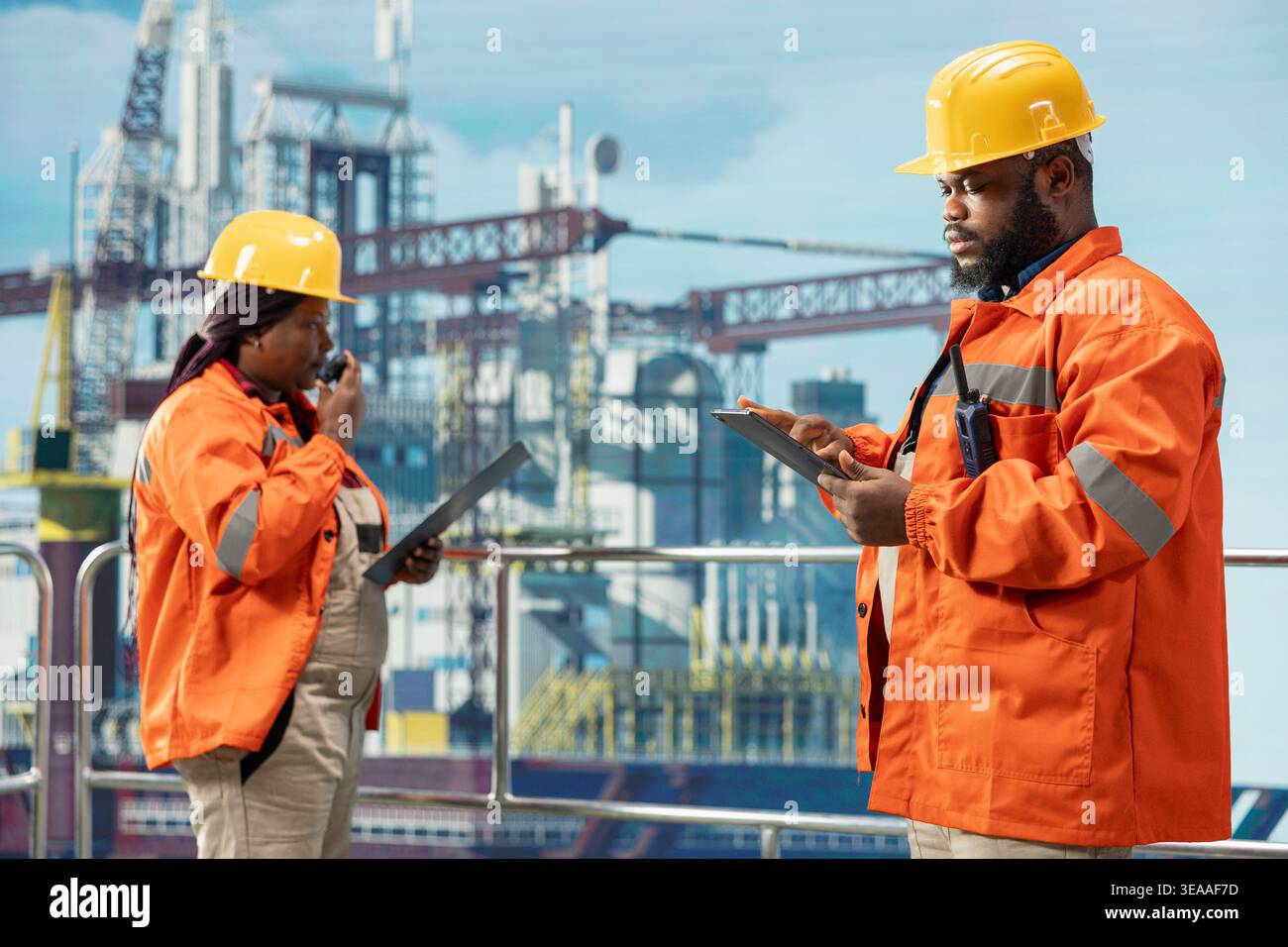 Offshore-Plattform-Engineering-Team Brainstorming, Verwaltung von Wartungssystemen, Planung von Infrastrukturreparaturen. Kollegen überwachen die mechanische und strukturelle Integrität des Bohrgeräts mit Geräten Stockfoto