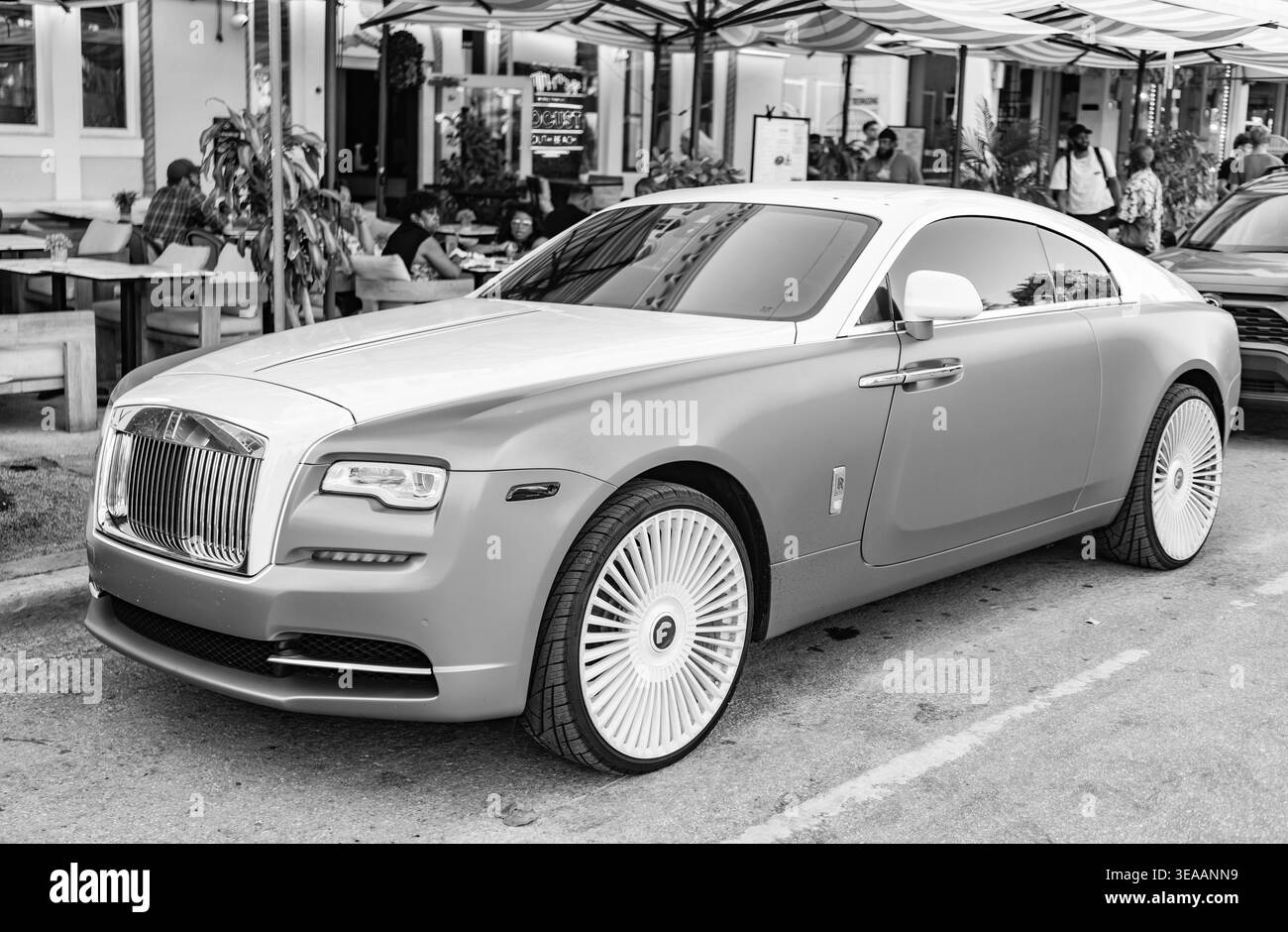 Miami, Florida, USA - 08. April 2025: Royce Wraith Luxus-Grand-Tourer-Car. Grand Tourer Rolls Royce Wraith. Auto Rolls Royce Wraith parkt Stockfoto