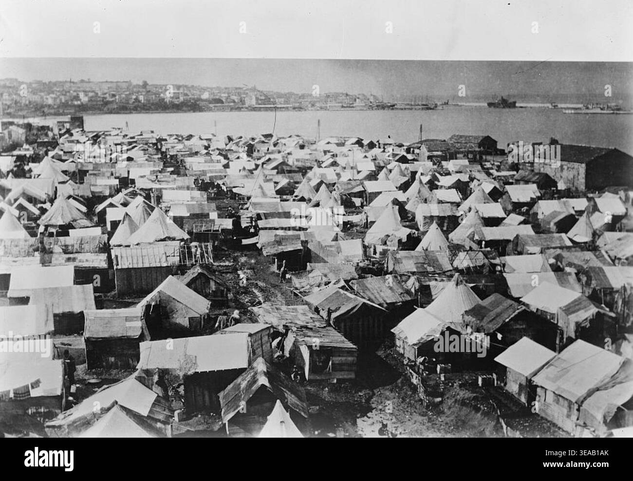 Historisches Bild eines Flüchtlingslagers in Beirut mit Reihen von temporären Zelten und Unterkünften entlang der Uferpromenade, Libanon, um 1920er Jahre Stockfoto