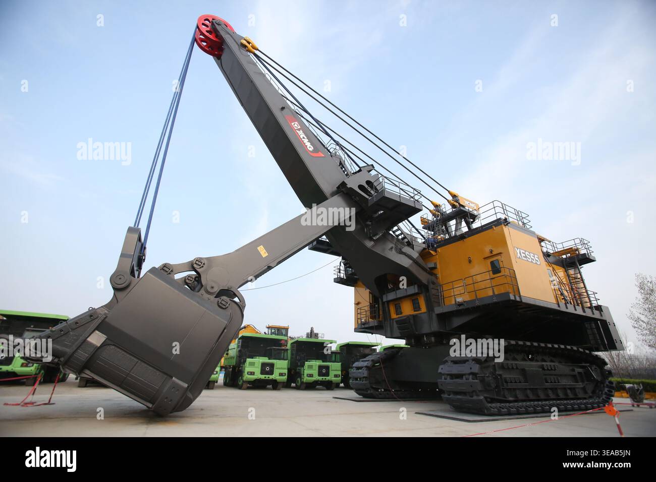(260422) -- NANJING, 22. April 2026 (Xinhua) -- dieses Foto vom 25. März 2026 zeigt einen elektrischen Bergbaubagger bei Xuzhou Construction Machinery Group Co., Ltd. (XCMG) in Xuzhou City, ostchinesischer Provinz Jiangsu. In den letzten Jahren hat sich Jiangsu auf die Entwicklung neuer qualitativ hochwertiger Produktivkräfte konzentriert, indem er eine intelligente und globalisierte High-End-Entwicklung verfolgt und fortschrittliche Fertigung nutzt, um ein qualitativ hochwertiges Wirtschaftswachstum zu fördern. Im Bereich der High-End-Ausrüstung hat Jiangsu unabhängige Durchbrüche erzielt und sich als wichtige Basis für wichtige nationale technische Ausrüstung etabliert. Stockfoto