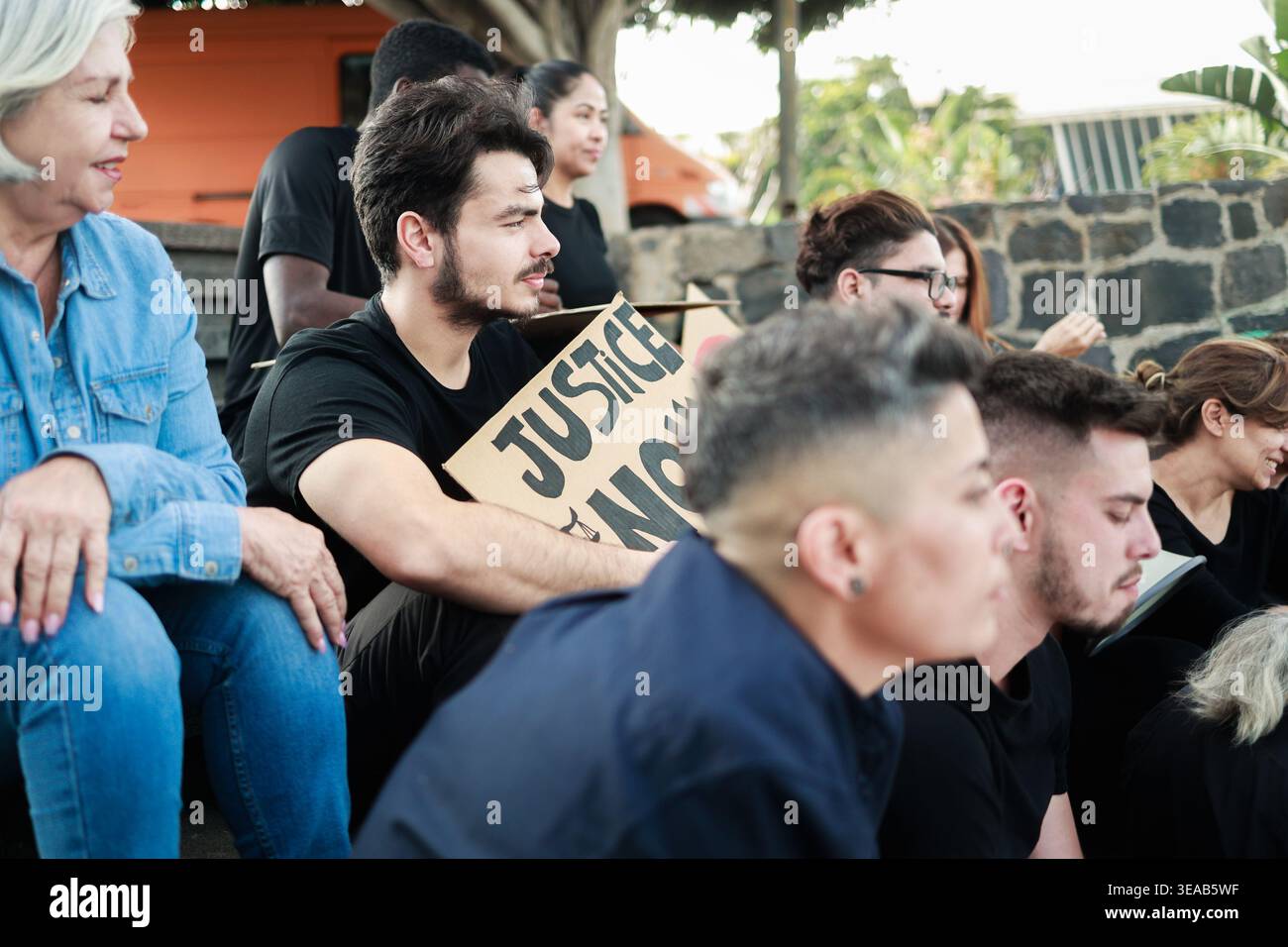 Gruppierungen protestieren gegen Finanzkrise und Lebenshaltungskosten Inflation - Demonstranten kämpfen für Gerechtigkeit - Fokus auf Banner Stockfoto