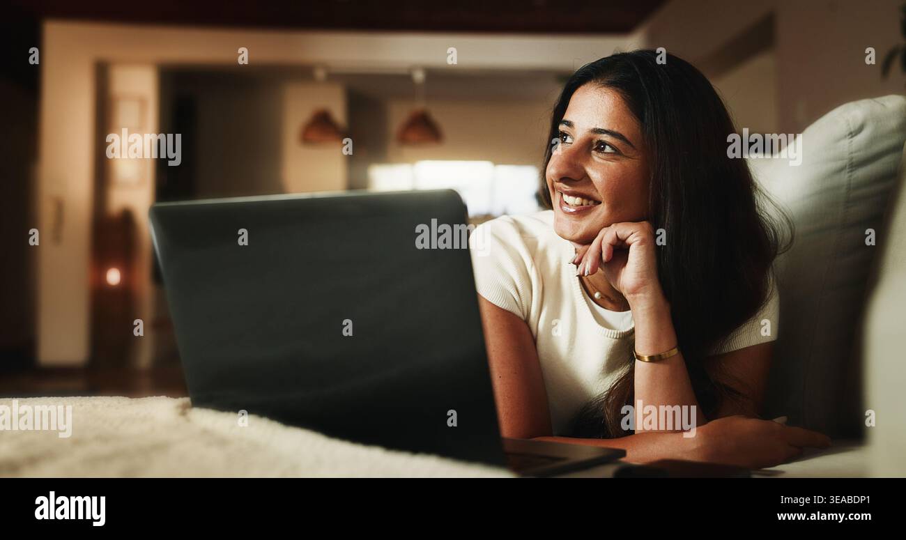 Laptop, Streaming und Denken mit Frau auf Sofa zu Hause für Filmabonnement, Unterhaltung und Ruhe. Filmplattform, Reflexion und Online-Show Stockfoto