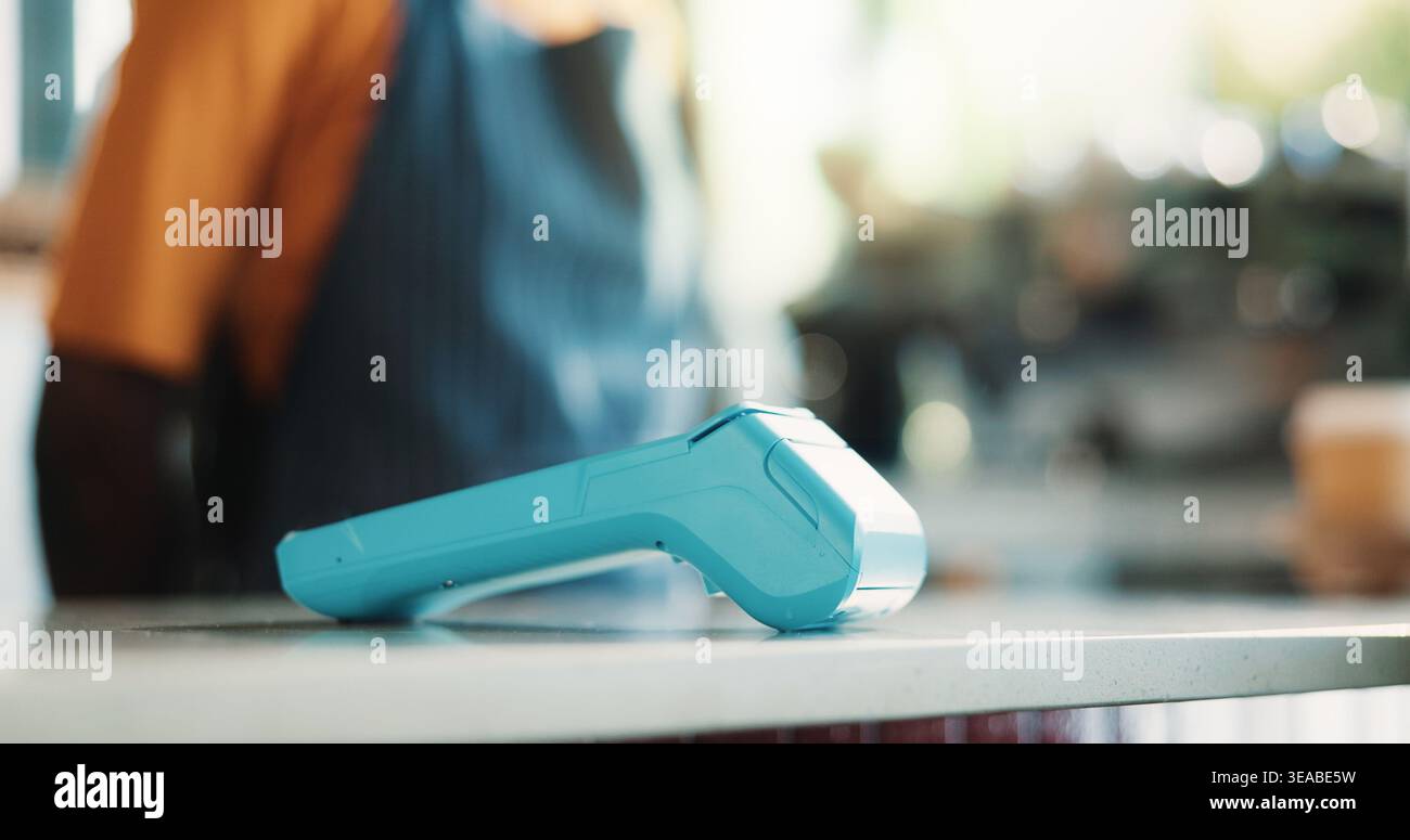 POS-Automat, Barista oder Schalter mit Kassensystem im Café für automatische Zahlung oder Transaktion. Person, Bistro oder NFC-Ausrüstung auf dem Tisch für Stockfoto