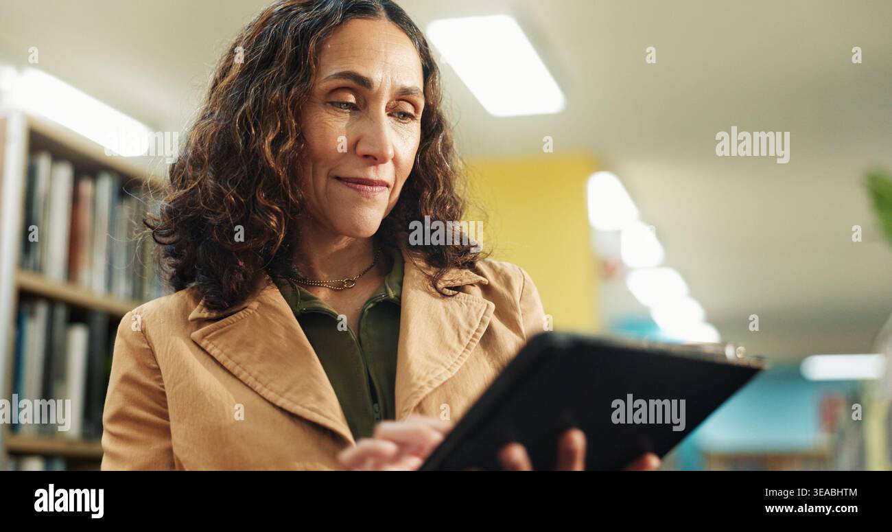 Bibliothek, Lehrer und Frau mit Tablet für Bildung, Lesen und Planung des Lehrplans auf der Website. Universität, Professor und reife Person mit Stockfoto