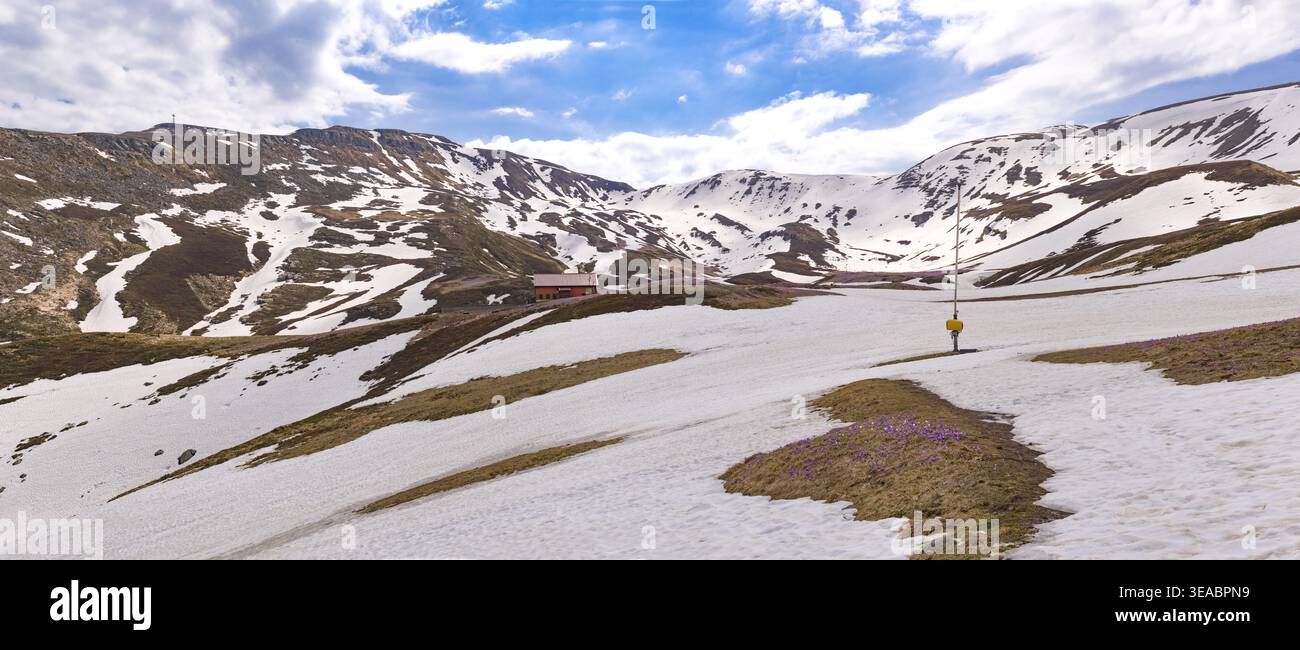 Teilweise schneebedeckte Berge und Gipfel im April Stockfoto