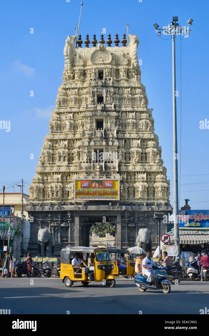 Der Gopuram oder Eingangsturm des Ekambareswarar Tempels in Kanchipuram, Tamil Nadu, Südindien, ein Wahrzeichen Tempel, der Shiva gewidmet ist Stockfoto