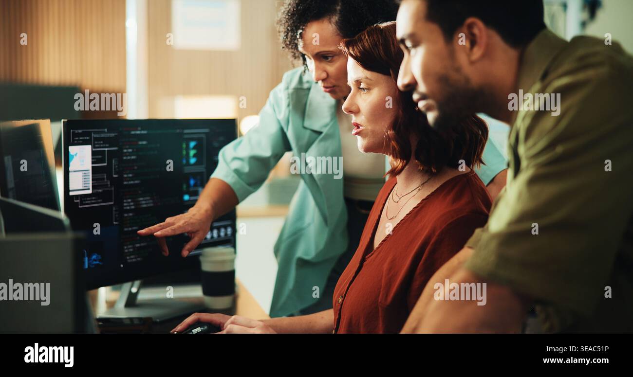 Computer, Programmierung und Forschung mit Geschäftsleuten im Büro für die Überprüfung, den Bildschirm und das Projekt durch Programmierer. Web-Entwickler, Software-Engineer und Techniker Stockfoto