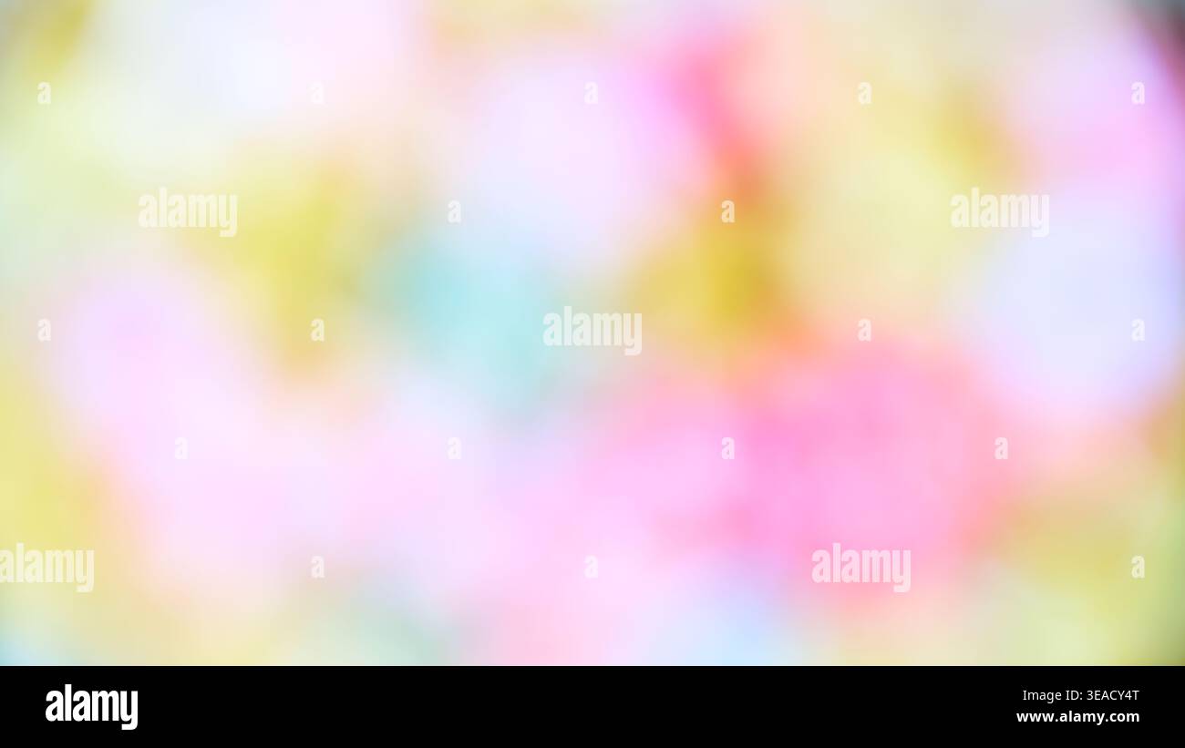 Bunte, verschwommene Lichter bilden während der Abendstunden einen lebendigen Hintergrund für Kunst- oder Designprojekte in einem kreativen Raum Stockfoto