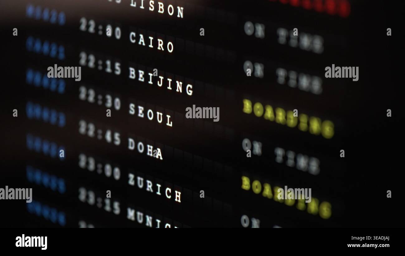 Abflugtafel mit internationalem Flugplan. Stockfoto