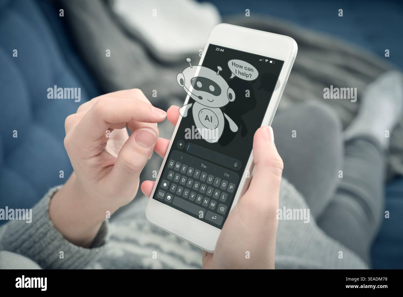 Nahaufnahme von Frauenhänden, die ihr Smartphone zu Hause halten. KI-Assistent Chatbot auf dem Bildschirm mit der Meldung „wie kann ich helfen?“. Konzept der virtuellen Unterstützung, Kunst Stockfoto