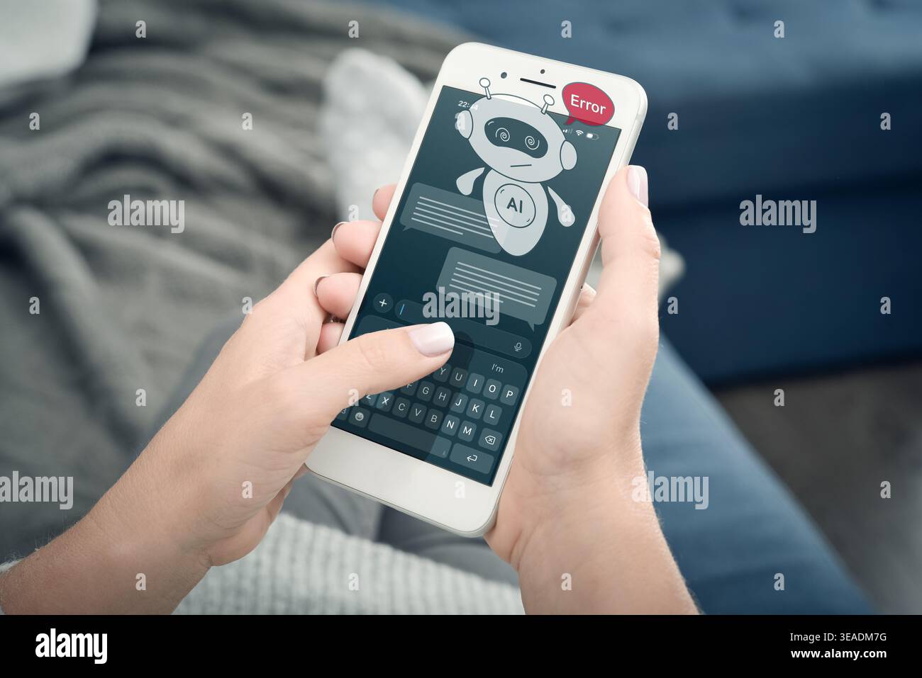 Nahaufnahme einer Frau, die ein Smartphone hält, mit KI-Assistent-Hologramm mit Fehlermeldung. Konzept des Chatbot-Scheiterns, künstliche Intelligenz, Mo Stockfoto