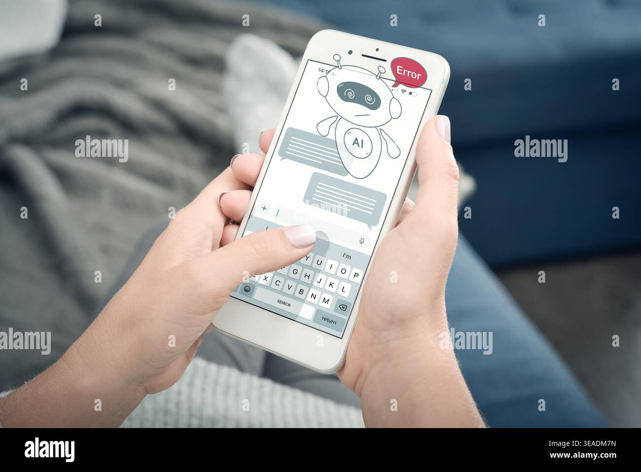 Nahaufnahme einer Frau, die ein Smartphone hält, mit KI-Assistent-Hologramm mit Fehlermeldung. Konzept des Chatbot-Scheiterns, künstliche Intelligenz, Mo Stockfoto