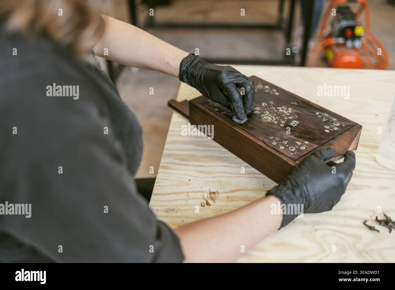 Restaurierung der verzierten Holzkiste mit Handwerkzeugen auf der Werkbank Stockfoto