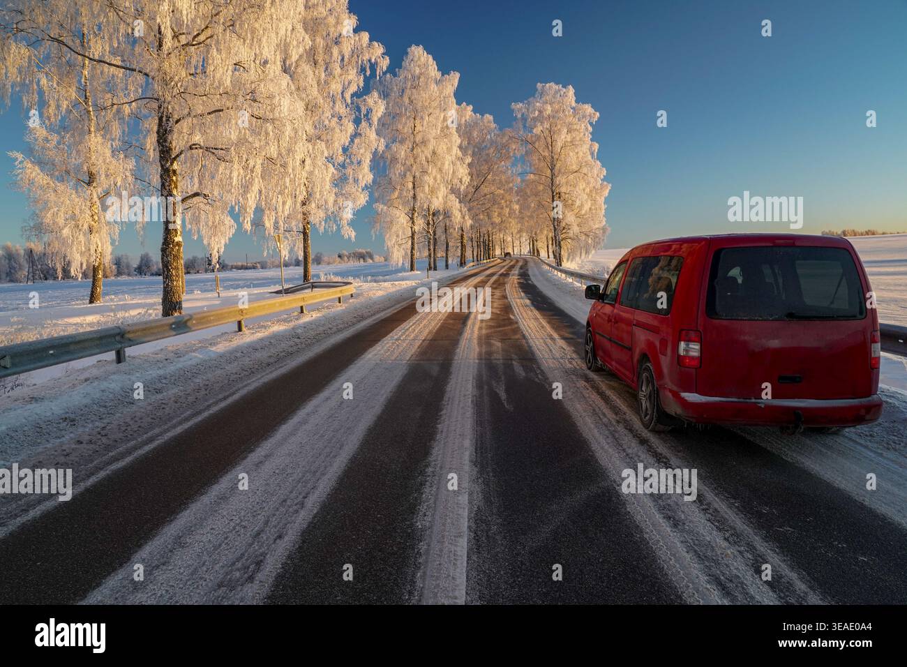 Das Auto steht an einem kalten, frostigen Wintertag am Straßenrand Stockfoto