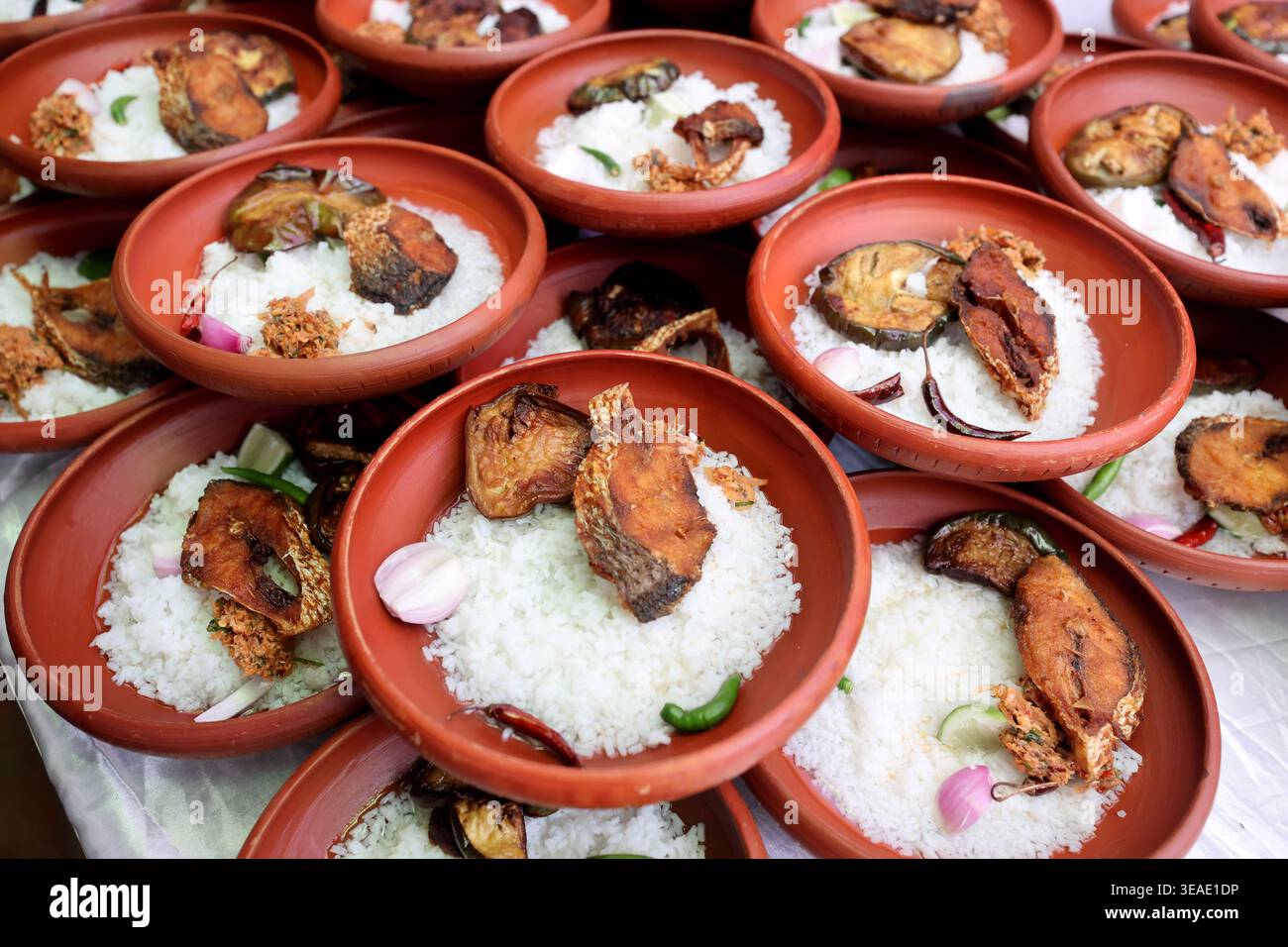 Dhaka, Bangladesch - 14. April 2026: Das traditionelle bengalische Essen auf dem bengalischen Neujahr ist Wasserreis (Panta Bhat) und gebratener Hilsa-Fisch. Stockfoto