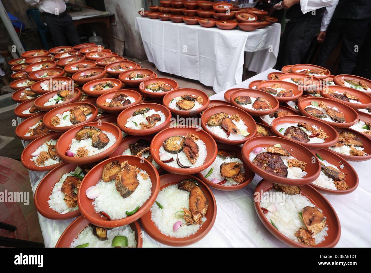 Dhaka, Bangladesch - 14. April 2026: Das traditionelle bengalische Essen auf dem bengalischen Neujahr ist Wasserreis (Panta Bhat) und gebratener Hilsa-Fisch. Stockfoto