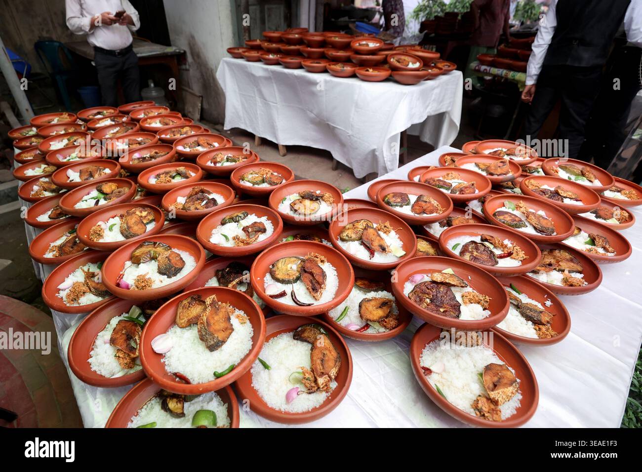 Dhaka, Bangladesch - 14. April 2026: Das traditionelle bengalische Essen auf dem bengalischen Neujahr ist Wasserreis (Panta Bhat) und gebratener Hilsa-Fisch. Stockfoto