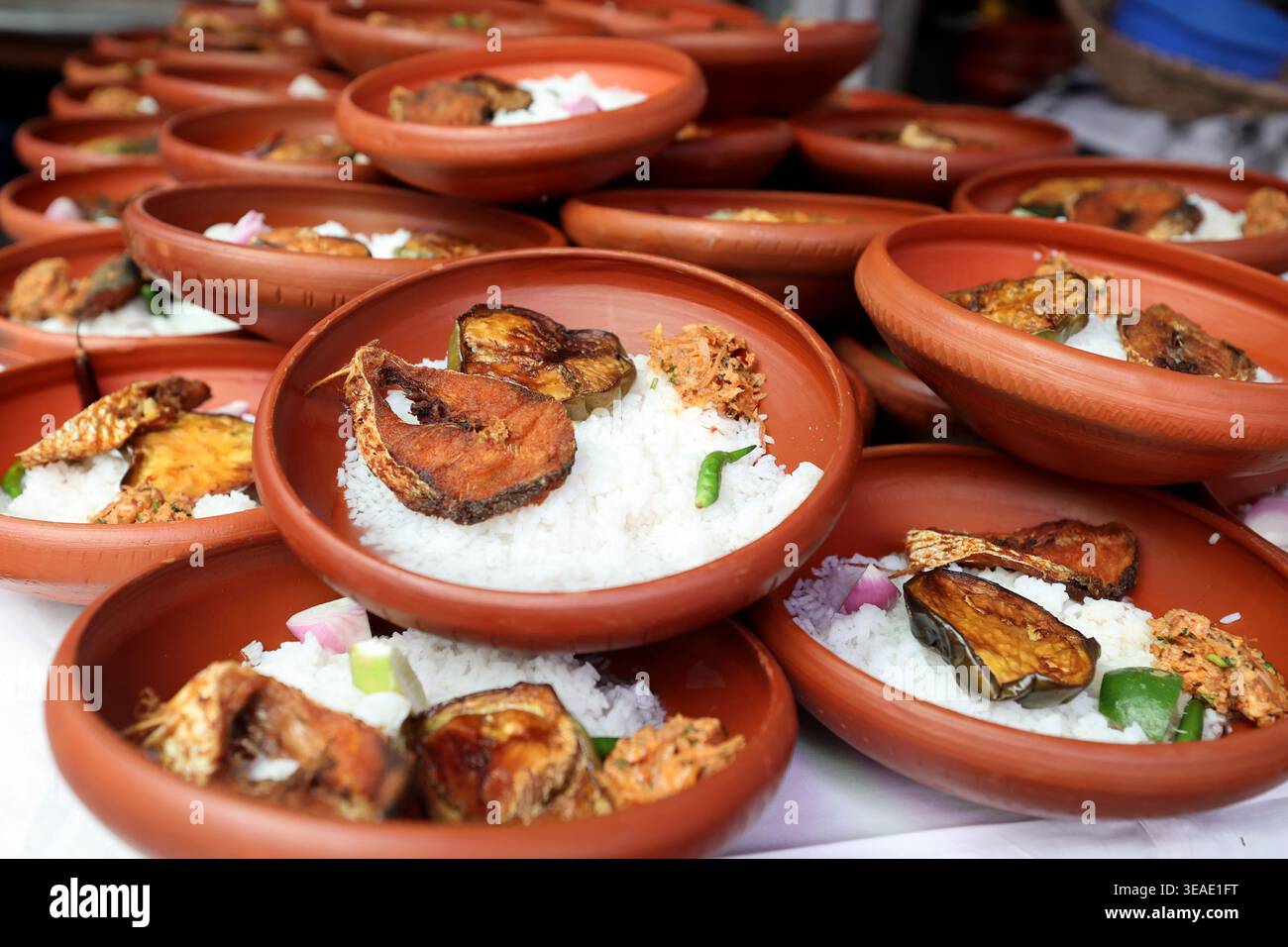 Dhaka, Bangladesch - 14. April 2026: Das traditionelle bengalische Essen auf dem bengalischen Neujahr ist Wasserreis (Panta Bhat) und gebratener Hilsa-Fisch. Stockfoto