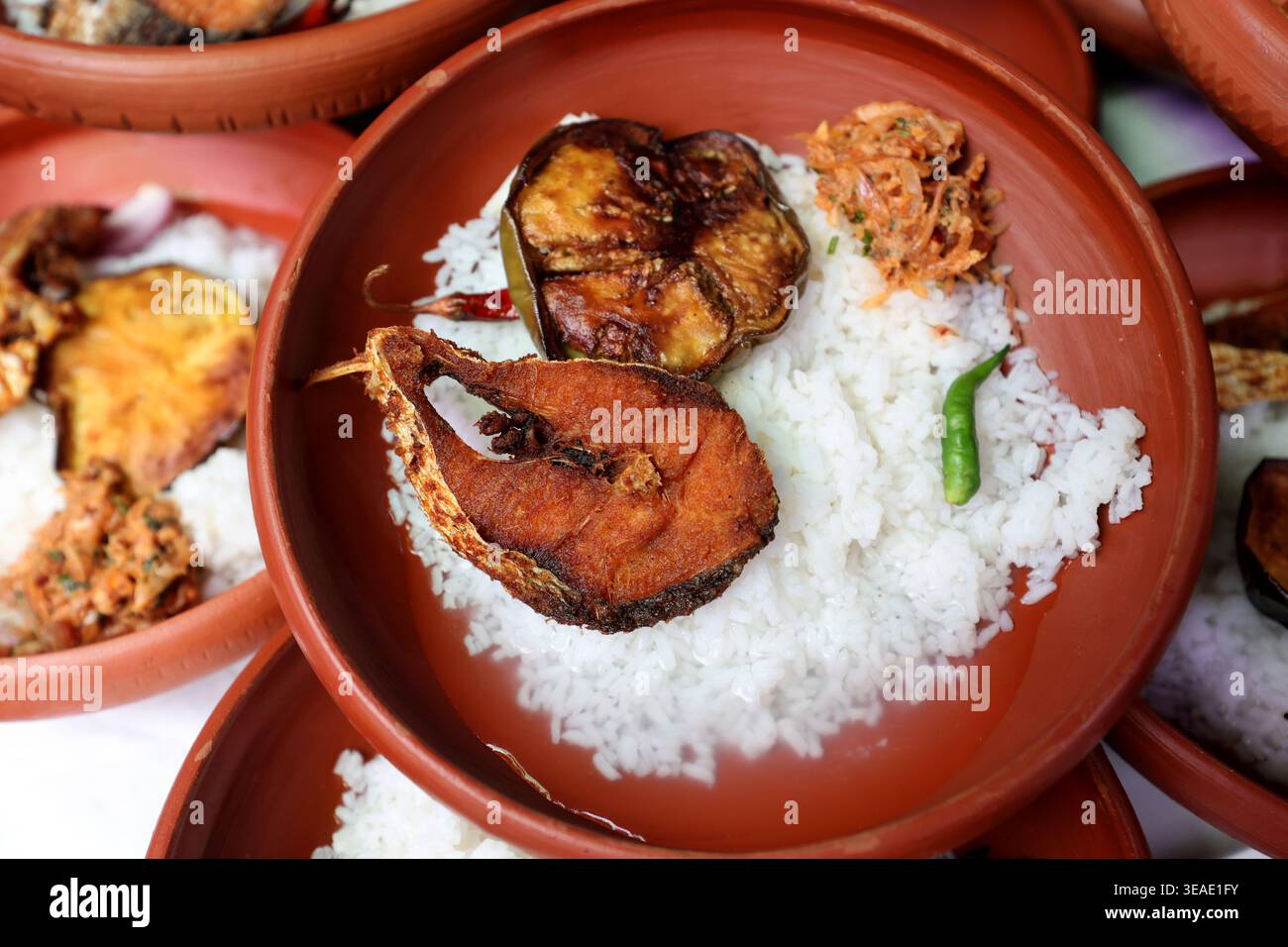 Dhaka, Bangladesch - 14. April 2026: Das traditionelle bengalische Essen auf dem bengalischen Neujahr ist Wasserreis (Panta Bhat) und gebratener Hilsa-Fisch. Stockfoto