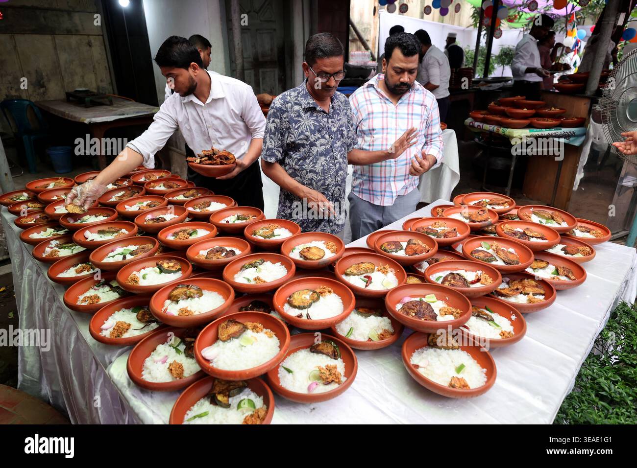 Dhaka, Bangladesch - 14. April 2026: Das traditionelle bengalische Essen auf dem bengalischen Neujahr ist Wasserreis (Panta Bhat) und gebratener Hilsa-Fisch. Stockfoto