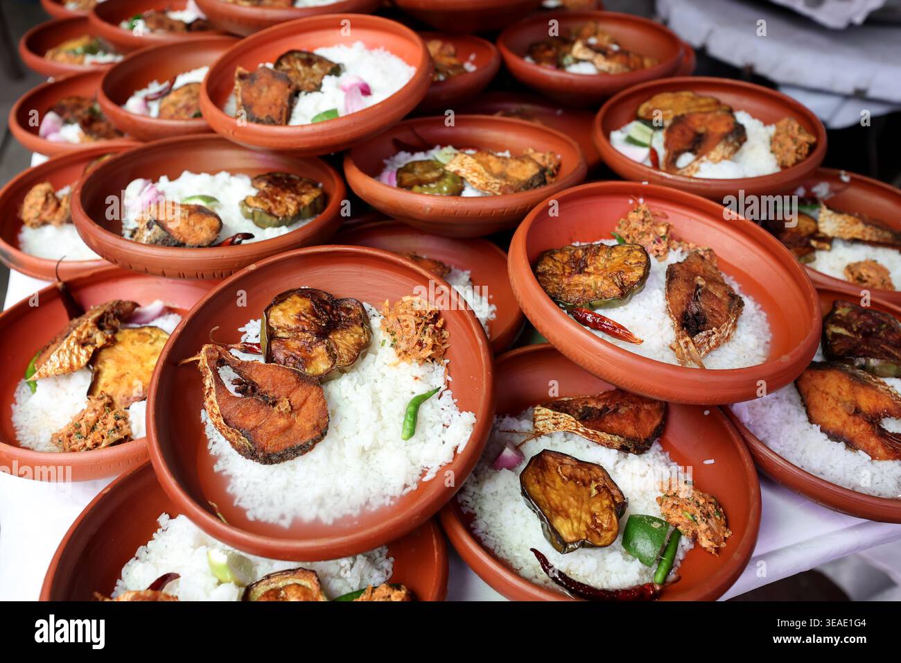 Dhaka, Bangladesch - 14. April 2026: Das traditionelle bengalische Essen auf dem bengalischen Neujahr ist Wasserreis (Panta Bhat) und gebratener Hilsa-Fisch. Stockfoto