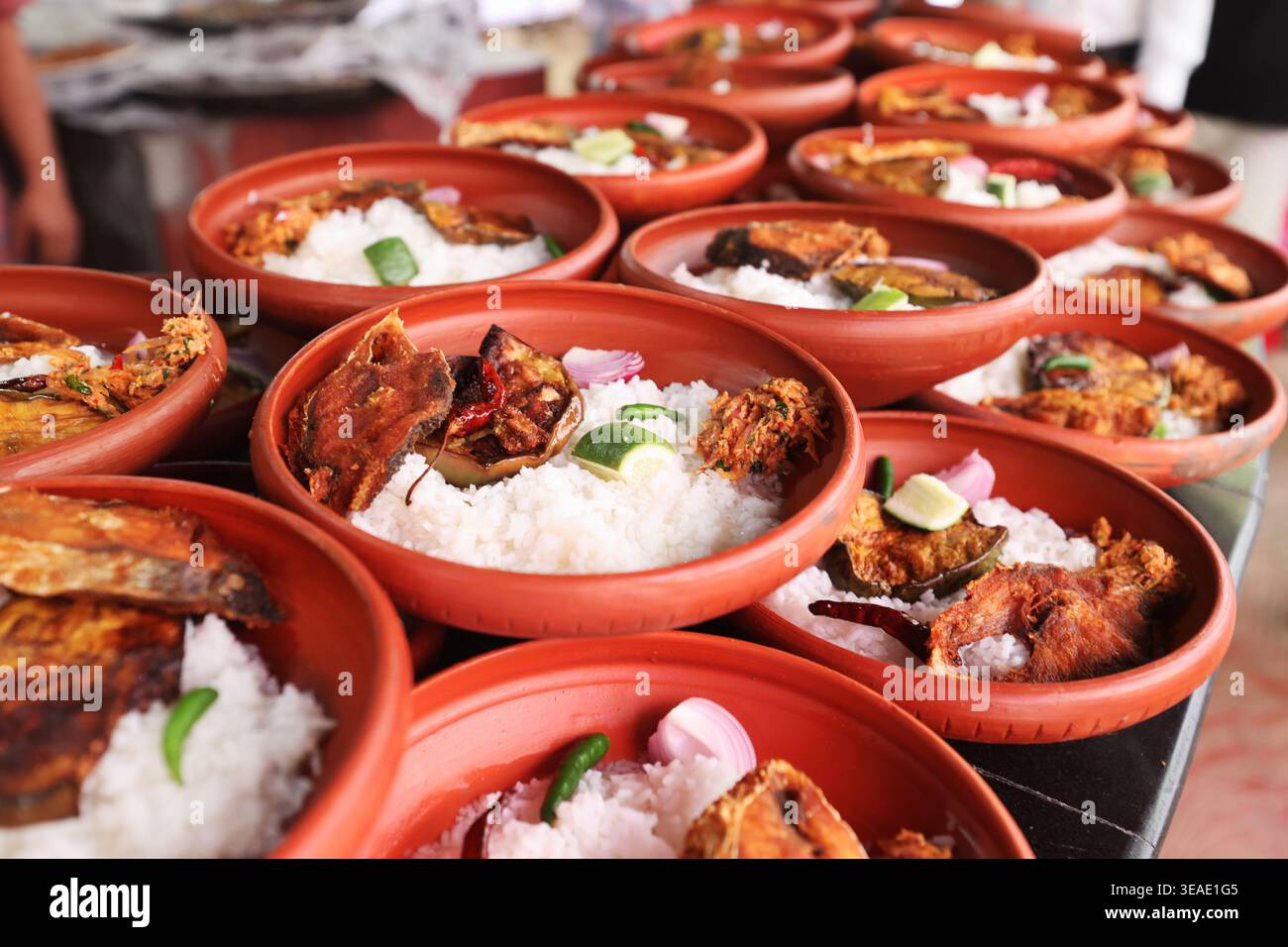 Dhaka, Bangladesch - 14. April 2026: Das traditionelle bengalische Essen auf dem bengalischen Neujahr ist Wasserreis (Panta Bhat) und gebratener Hilsa-Fisch. Stockfoto