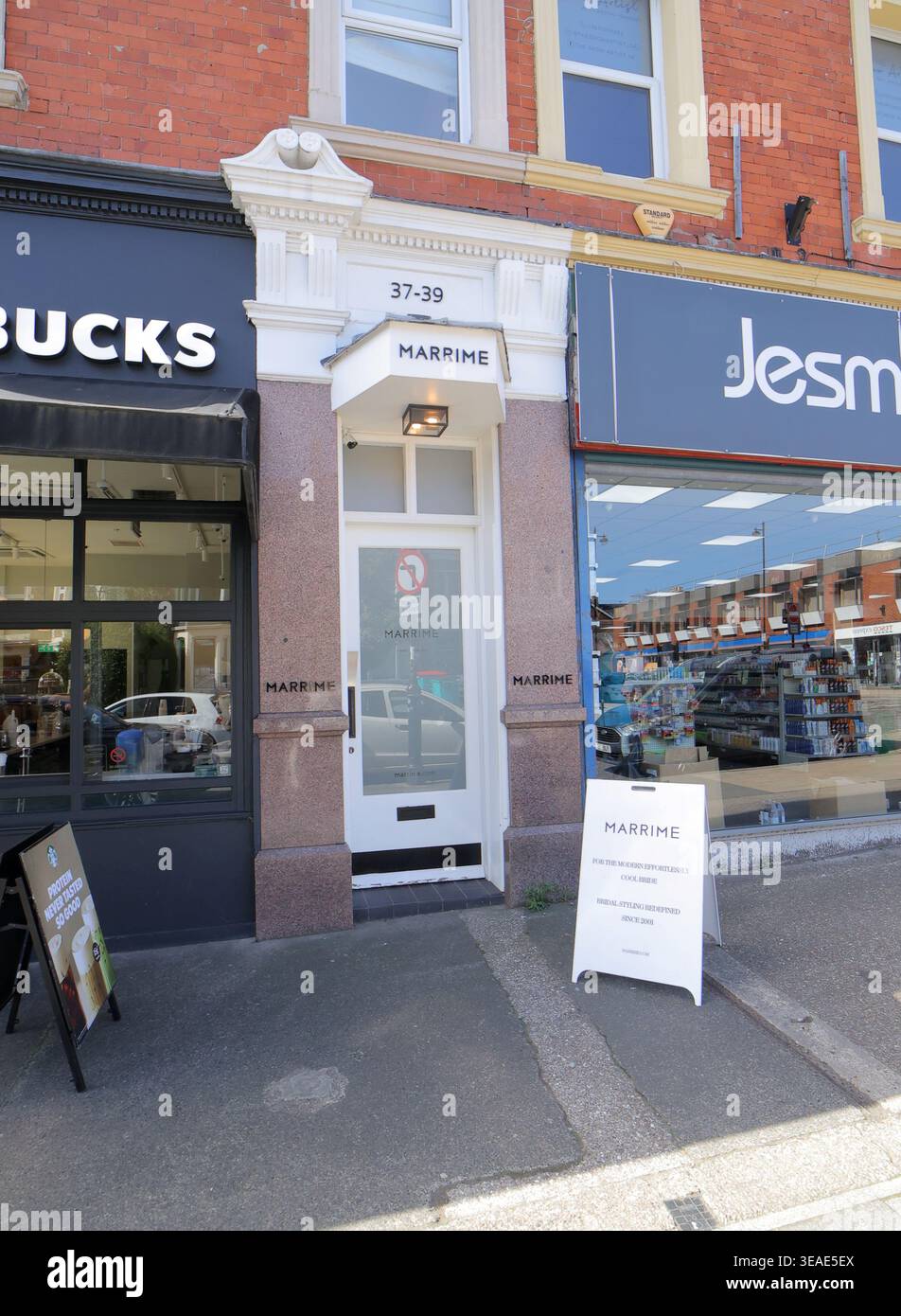 Marrime ist ein Einzelhandelsgeschäft in Jesmond, Newcastle upon Tyne. Das Geschäft befindet sich auf der 37-39 St Georges Terrace. In der Nähe gibt es ein Starbucks und einen Buchladen, was auf ein lebhaftes Geschäftsviertel hinweist. Das Äußere des Marrime verfügt über ein klares Branding und einen einladenden Eingang. Am 15. April 2026 kann man in der Umgebung spazieren gehen und die lebhafte Atmosphäre dieses exklusiven Vorortes genießen. Stockfoto