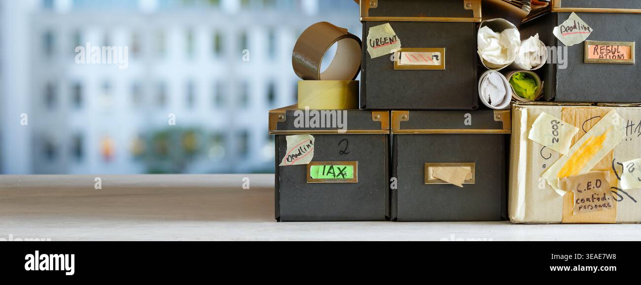 Titel unordentliche Papierkästen und Papiere aus Pappe. Geschäftskonzept für Bürokratie, unordentliches Archiv, überarbeitete, schlampige Unternehmenskultur. Verschwommen Stockfoto