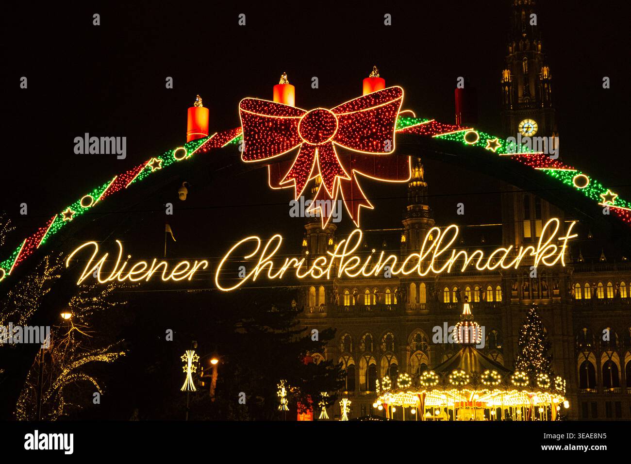 Wiener Christkindlmarkt Neonschild mit festlicher roter Schleife. Wunderschöne Weihnachtskarte in Wien. Stockfoto
