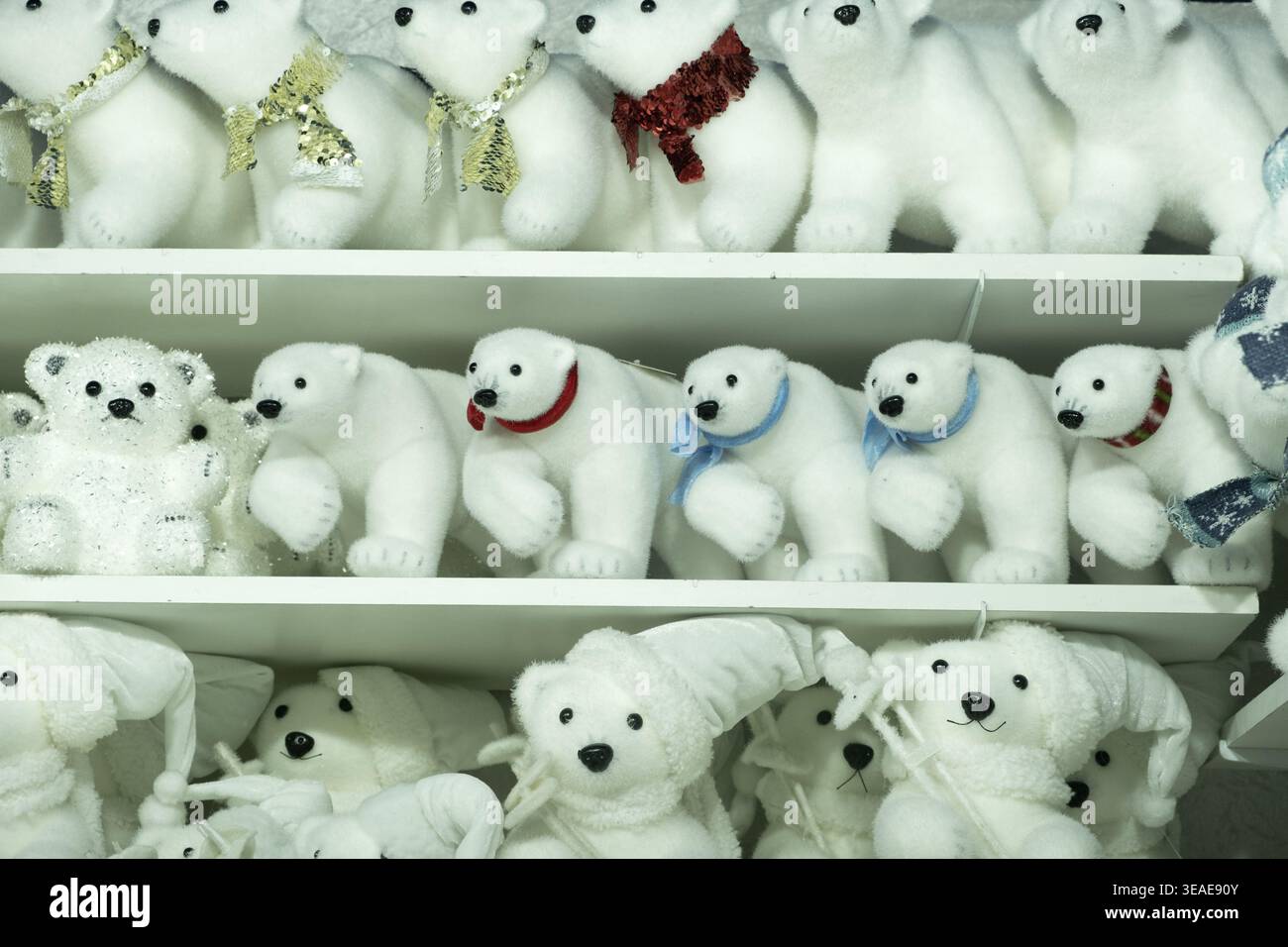 Süße Plüschpolarbären mit Schlummertränken für die Winterfeiertage-Dekoration Stockfoto