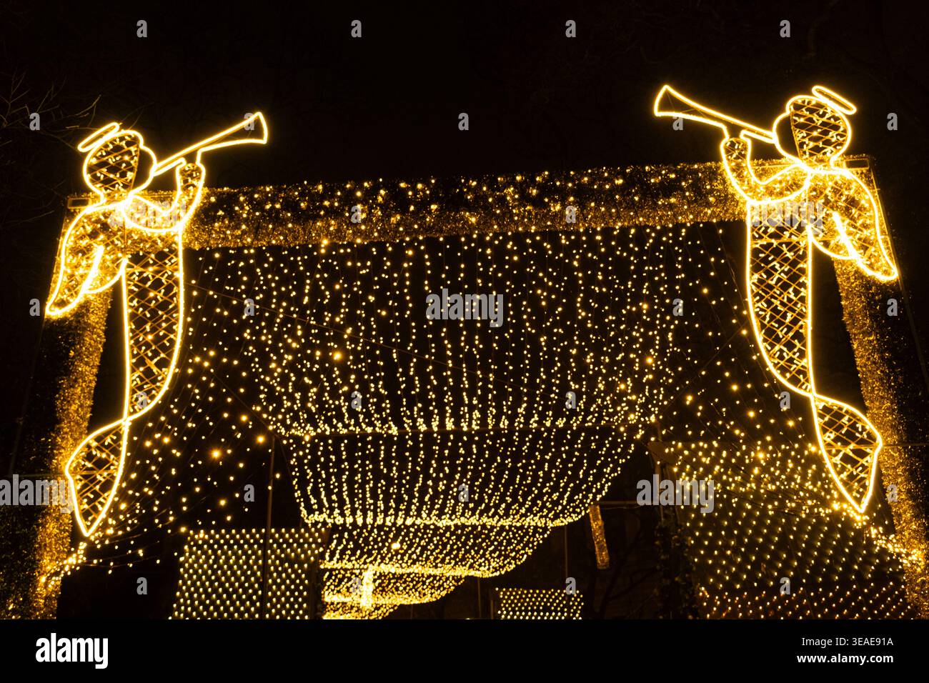 Golden Christmas Angel Light Installationen über einer festlichen Straße Stockfoto
