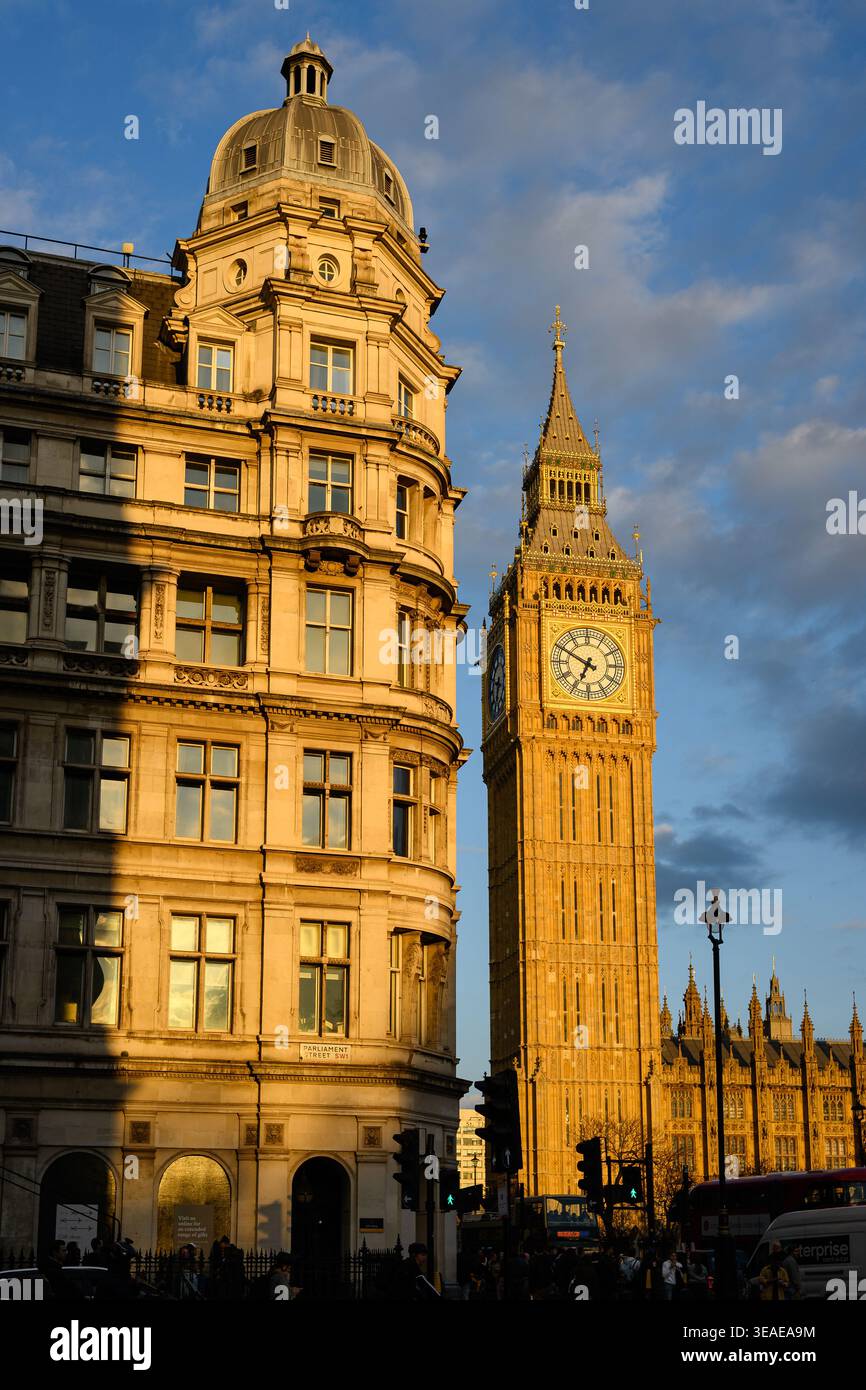 London, Großbritannien - 31. März 2026; Elizabeth Tower mit Big Ben erhebt sich bei Sonnenuntergang unter freiem Himmel Stockfoto