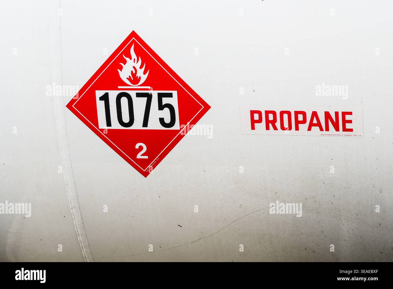 Ellensburg, WA, USA - 9. April 2026; Etikett für brennbare Gaspropan mit rotem Diamant der Klasse 2 1075 Stockfoto