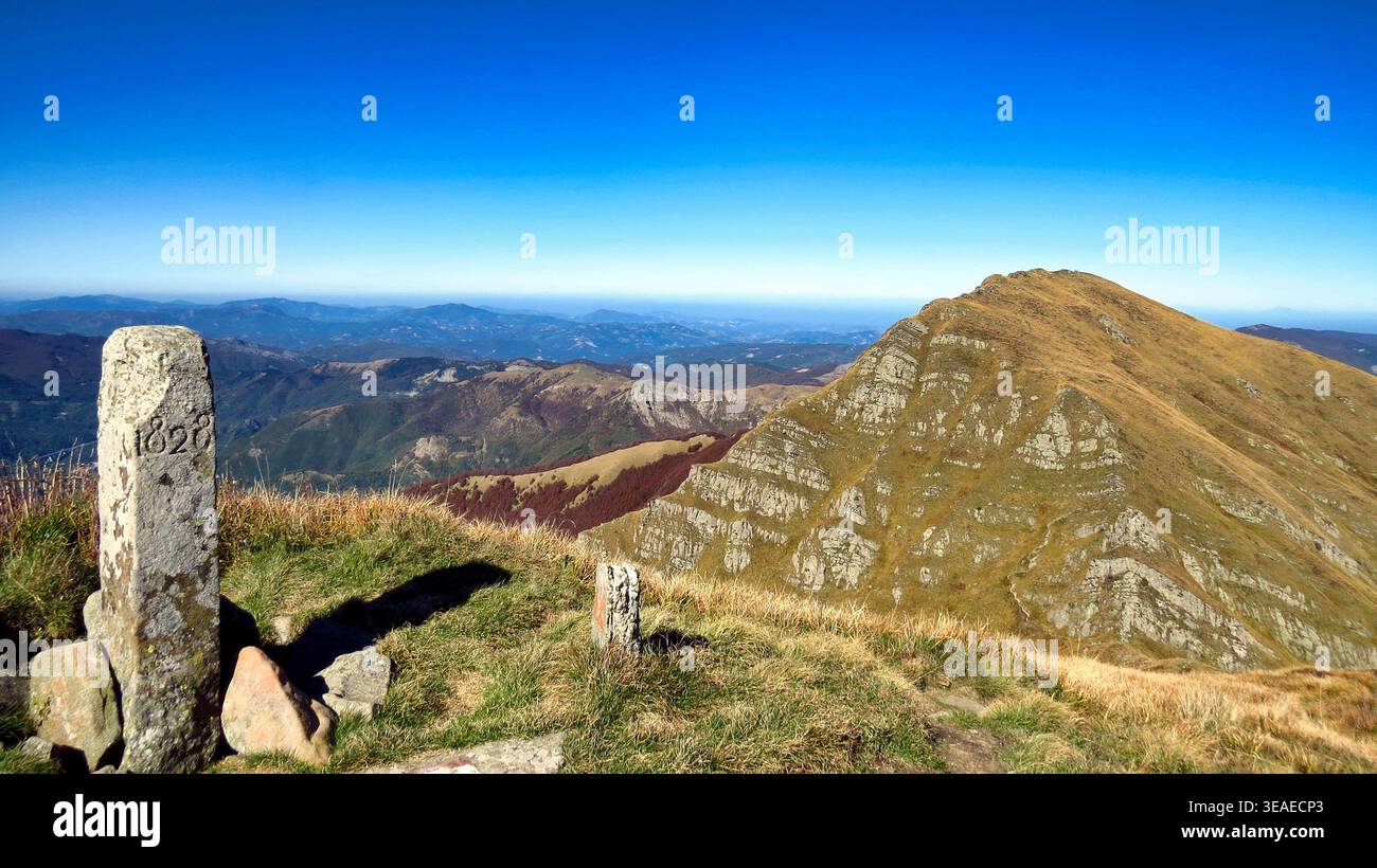 Blick auf den Monte Orsaro vom Gipfel des Monte Braiola, Italien. Stockfoto