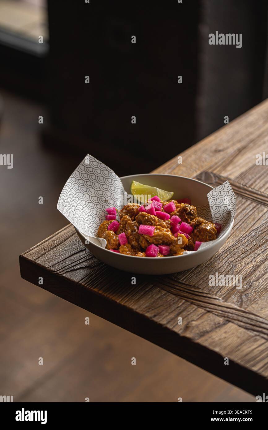 Gebratene Garnelen mit Sauce und eingelegtem Rettich Stockfoto