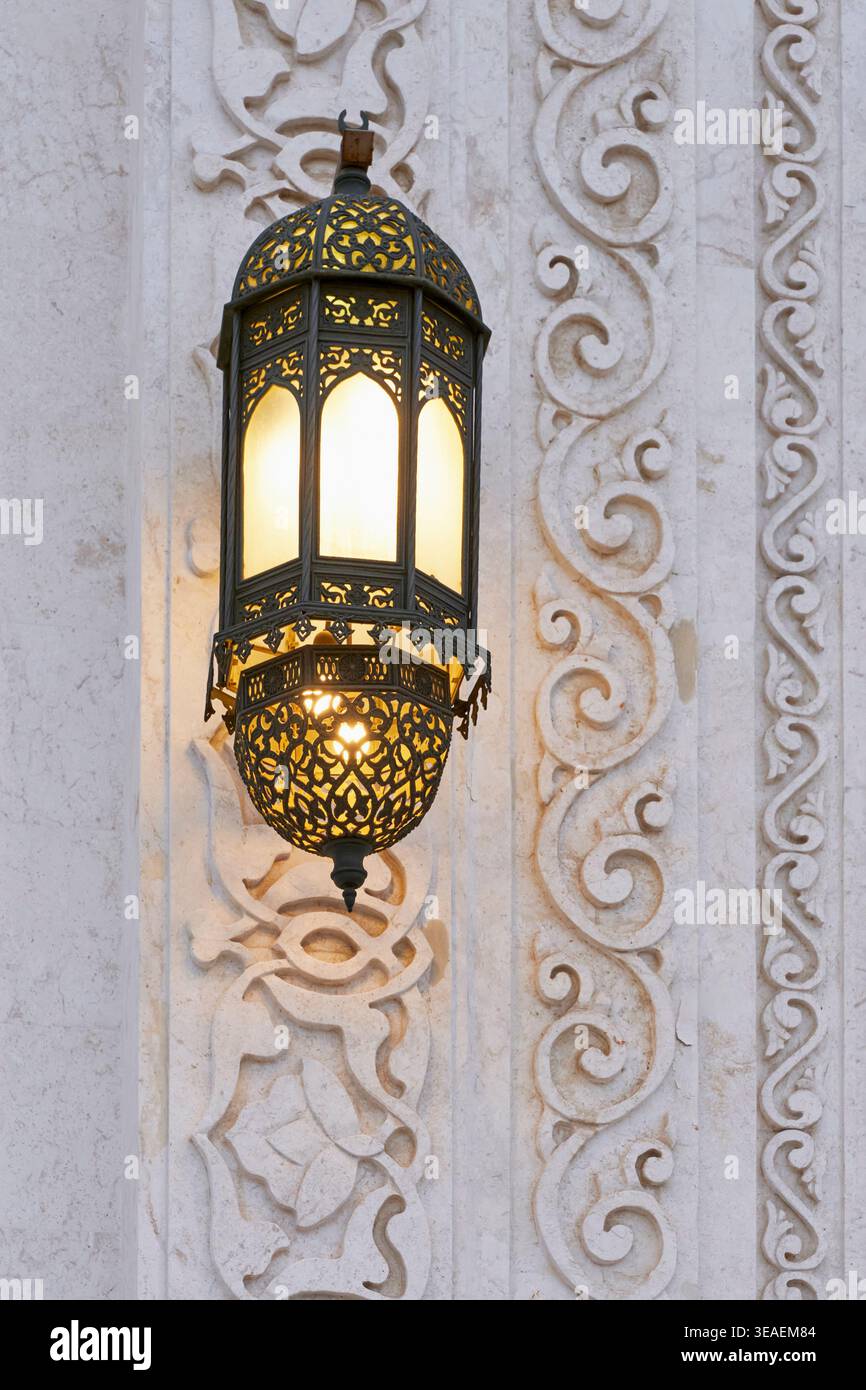 Ornamentale arabische Laterne auf geschnitzter Marmorwand in der Scheich-Zayed-Moschee, VAE Stockfoto