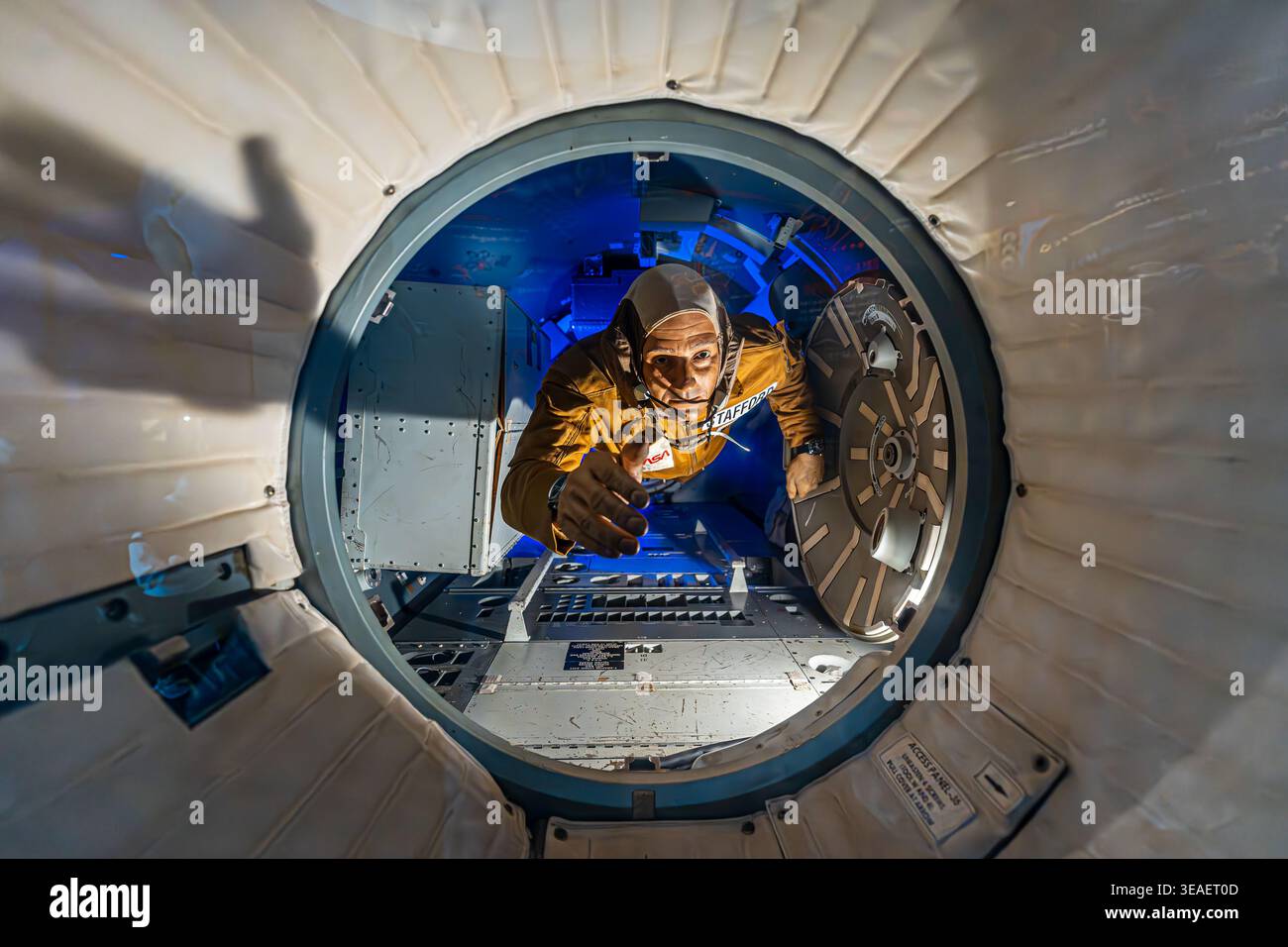 Houston, USA - 4. November 2023: Apollo-Astronaut in einem Modul im Houston Space Center Stockfoto
