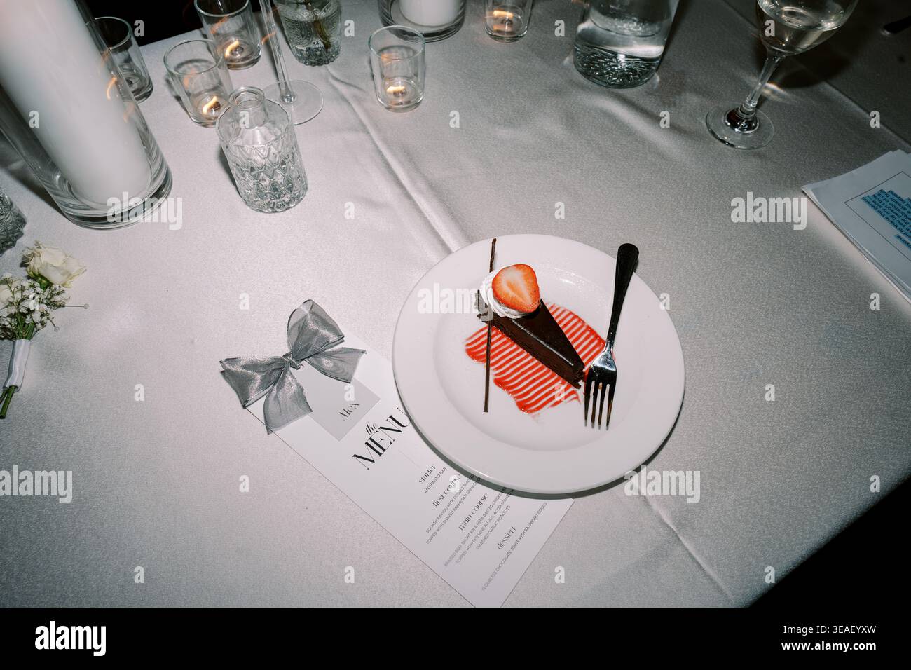 Gehobene Küche mit süßen Köstlichkeiten. Wunderschön gestaltete Dessertszene mit stilvollem Geschirr und Ambiente Stockfoto